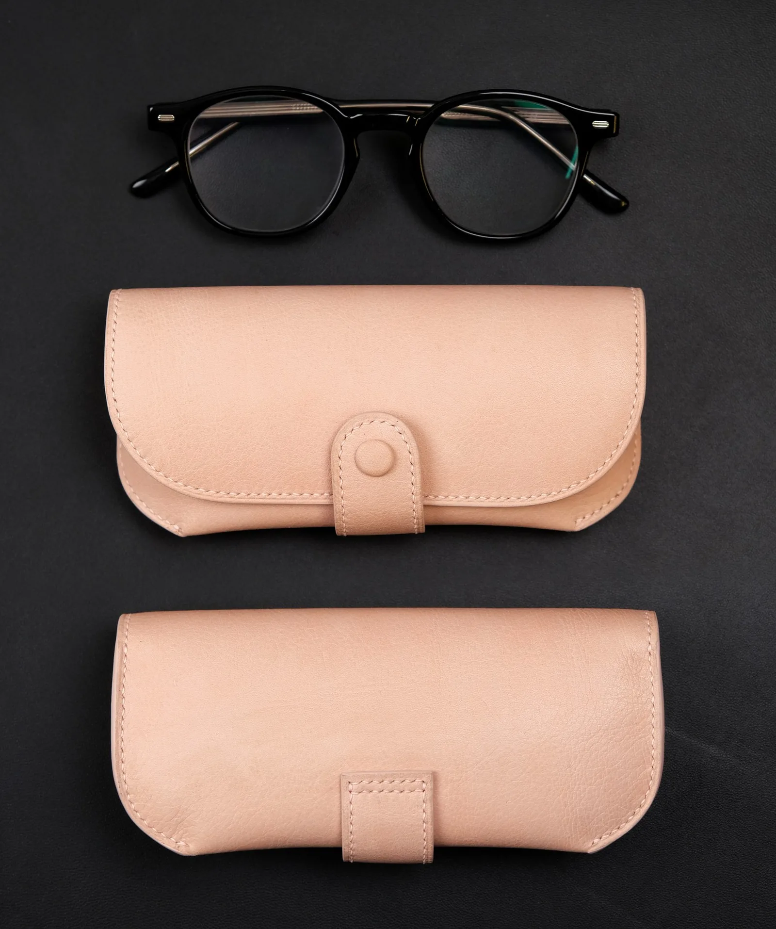 Ảnh Studio Bao da đựng mắt kính màu hồng nắp bấm bọc da - Koi Leather