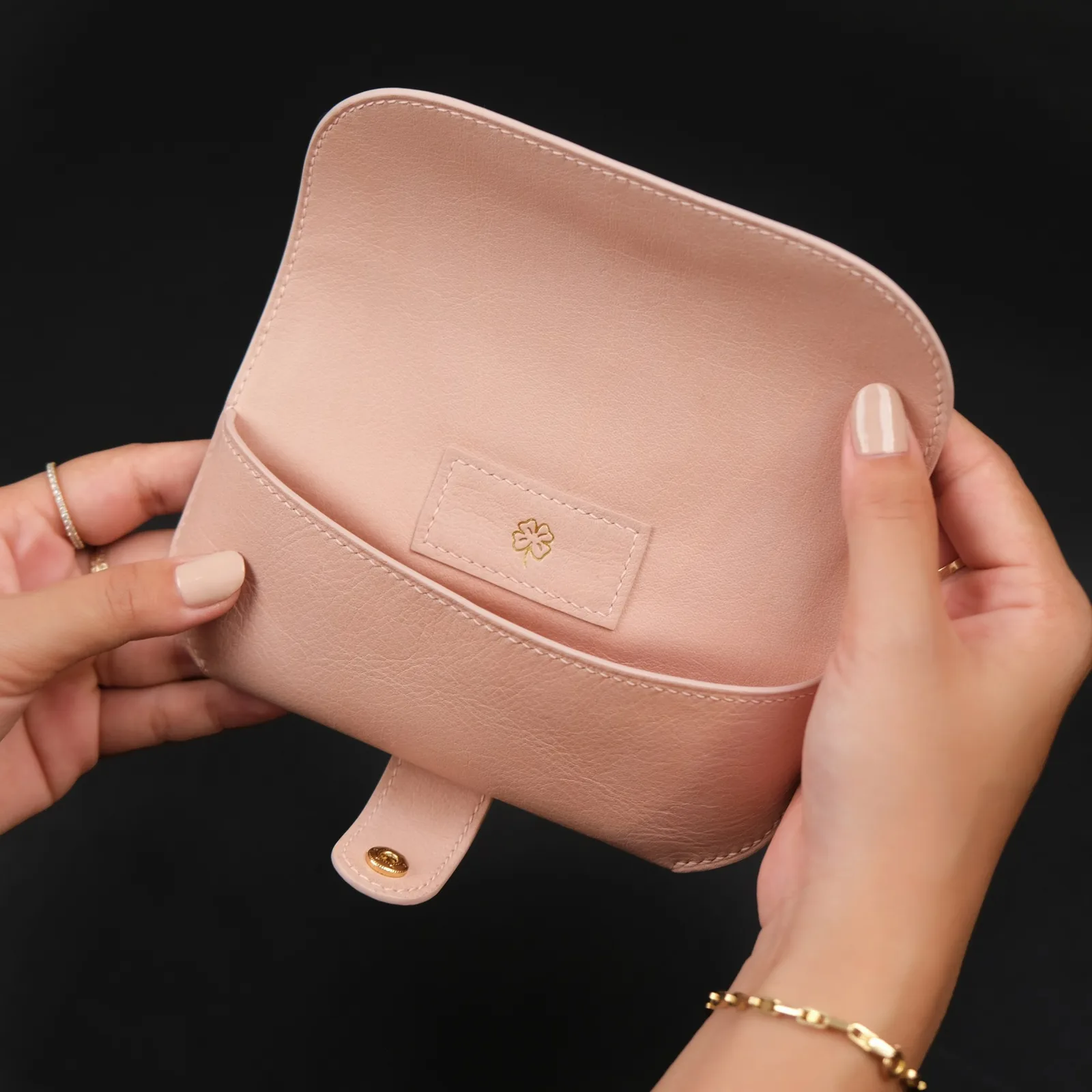 Ảnh Lifestyle Bao da đựng mắt kính màu hồng nắp bấm bọc da - Koi Leather