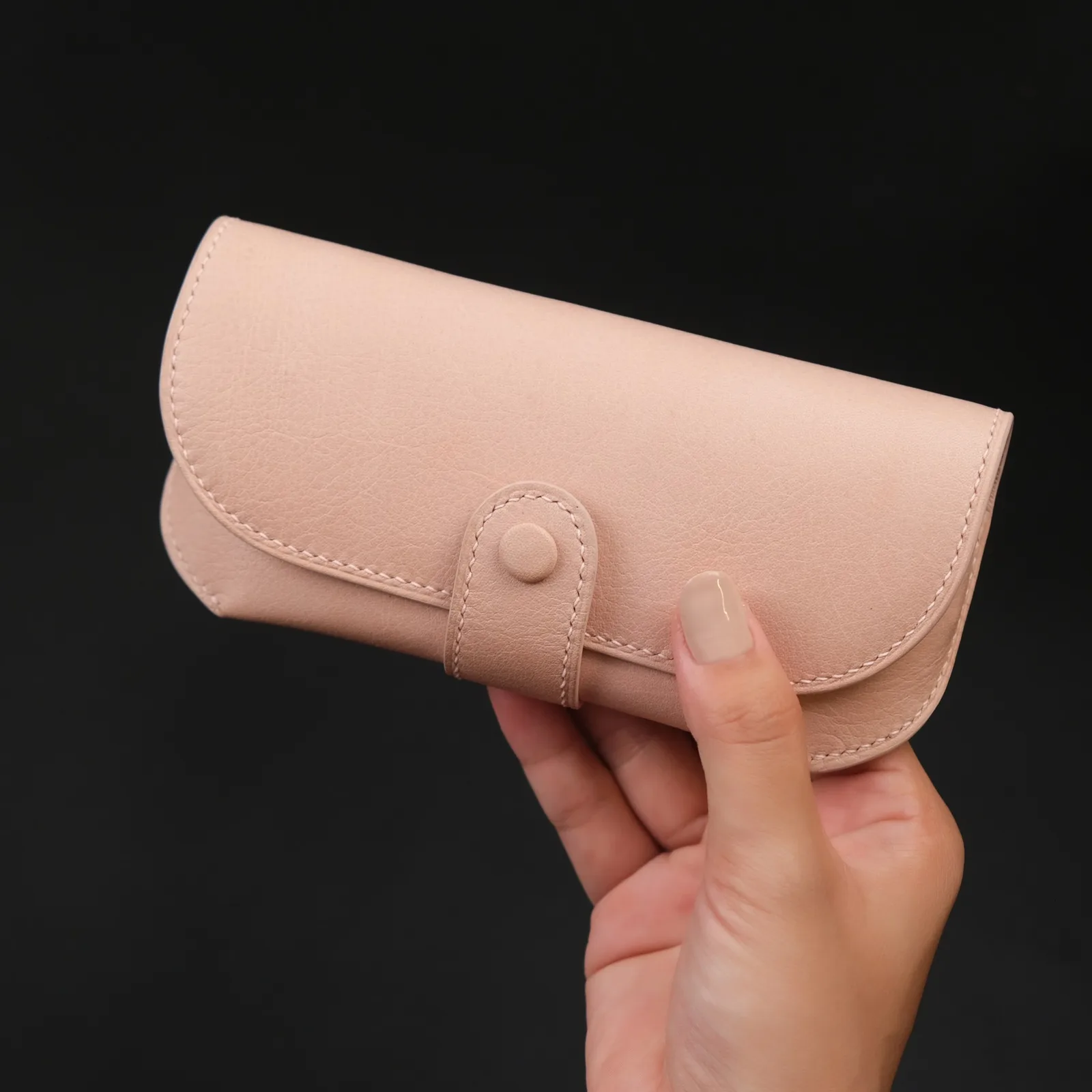 Ảnh Lifestyle Bao da đựng mắt kính màu hồng nắp bấm bọc da - Koi Leather