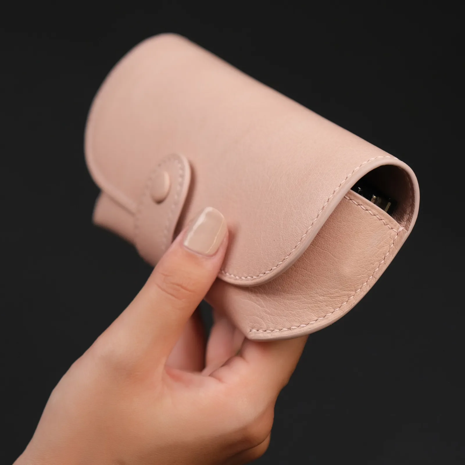 Ảnh Lifestyle Bao da đựng mắt kính màu hồng nắp bấm bọc da - Koi Leather