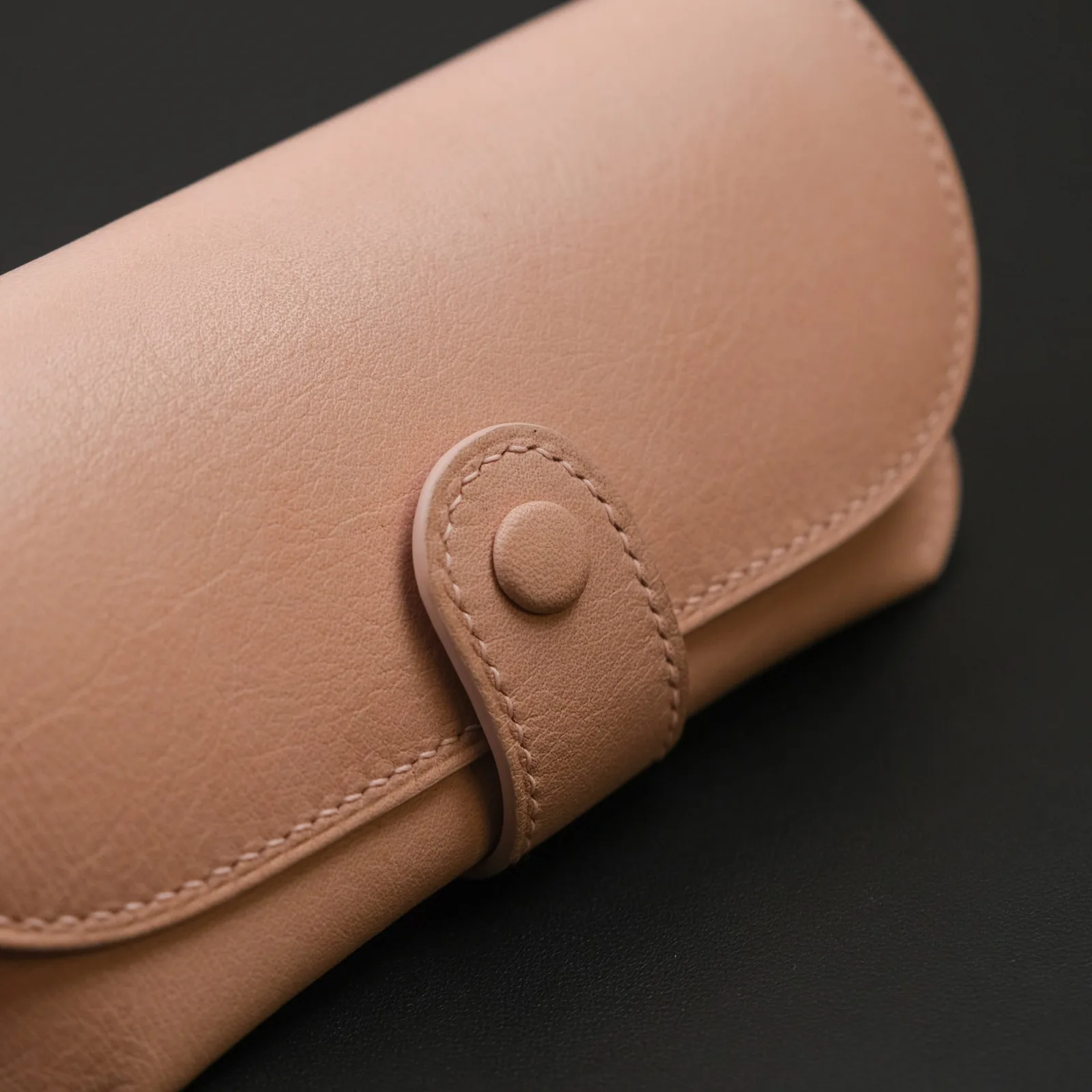Ảnh Studio Bao da đựng mắt kính màu hồng nắp bấm bọc da - Koi Leather
