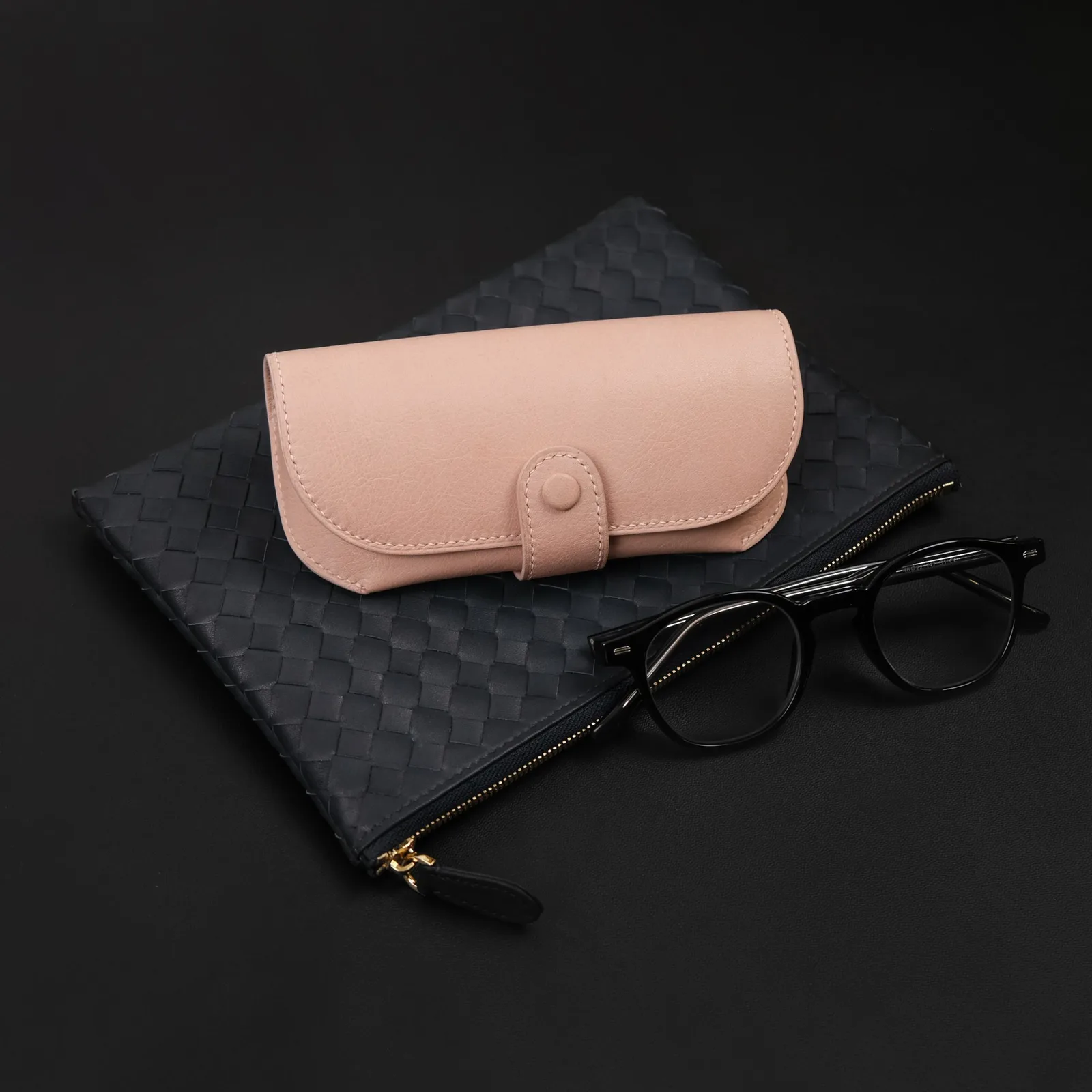 Ảnh Lifestyle Bao da đựng mắt kính màu hồng nắp bấm bọc da - Koi Leather