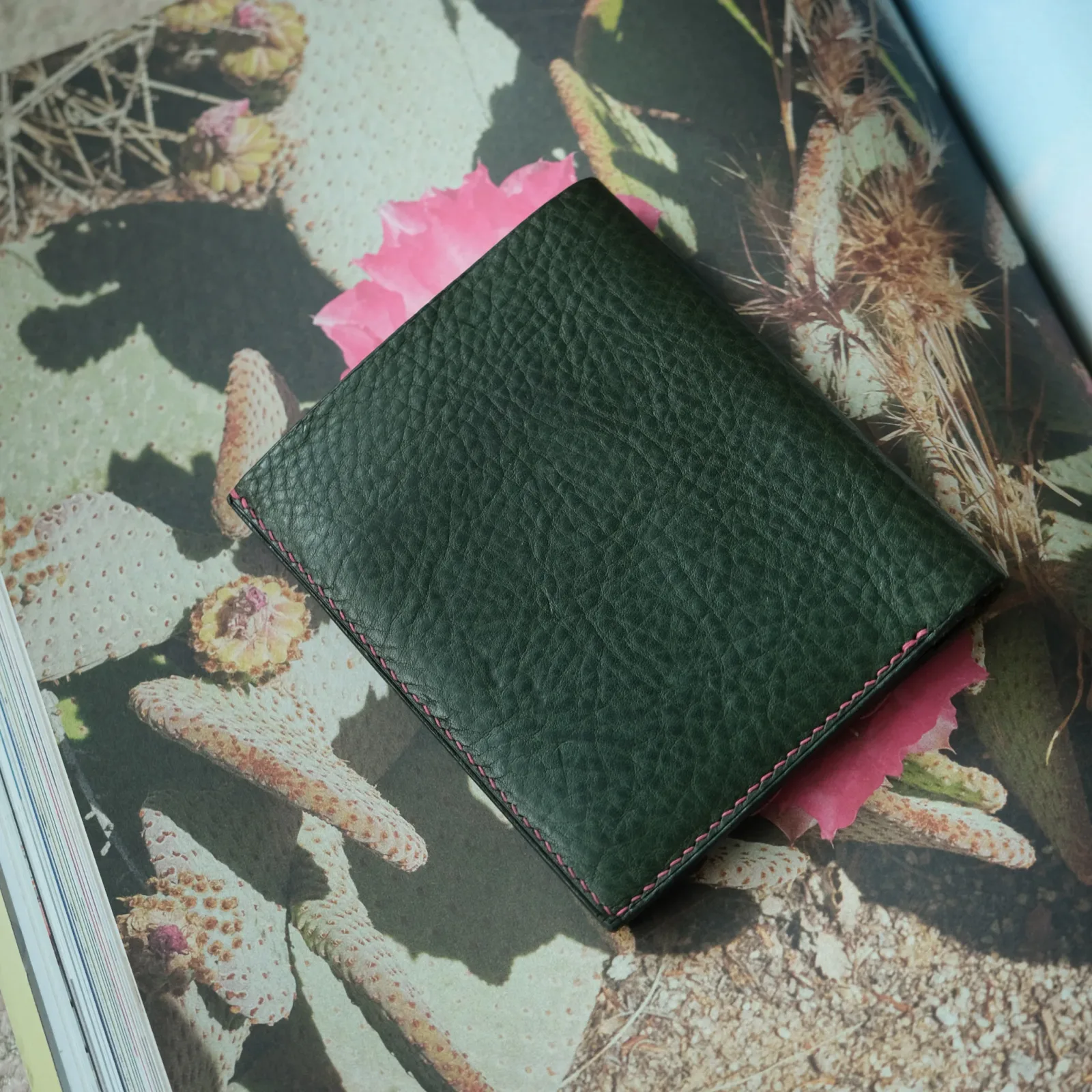 Ảnh Studio Ví Kitart - KOI Leather
