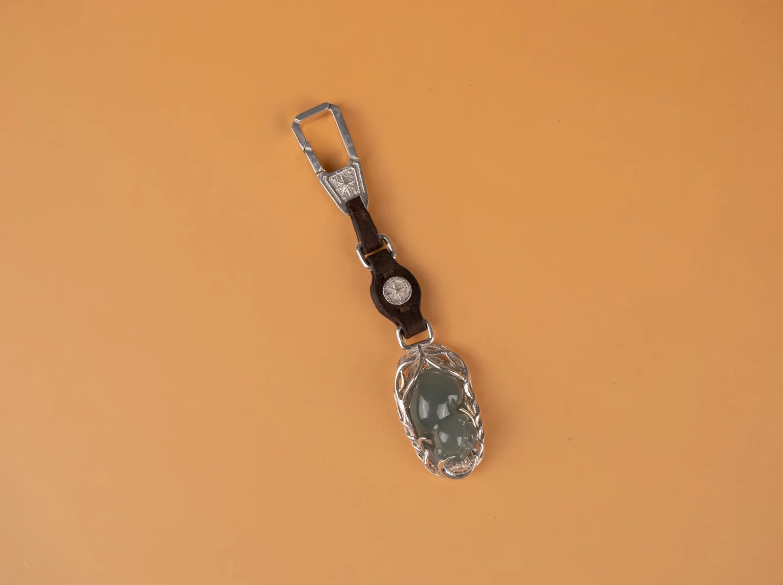 Ảnh Studio Charm móc treo da nâu phối chi tiết bạc và mặt ngọc - Koi Leather