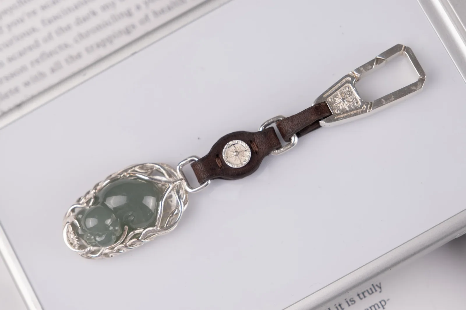 Ảnh Studio Charm móc treo da nâu phối chi tiết bạc và mặt ngọc - Koi Leather