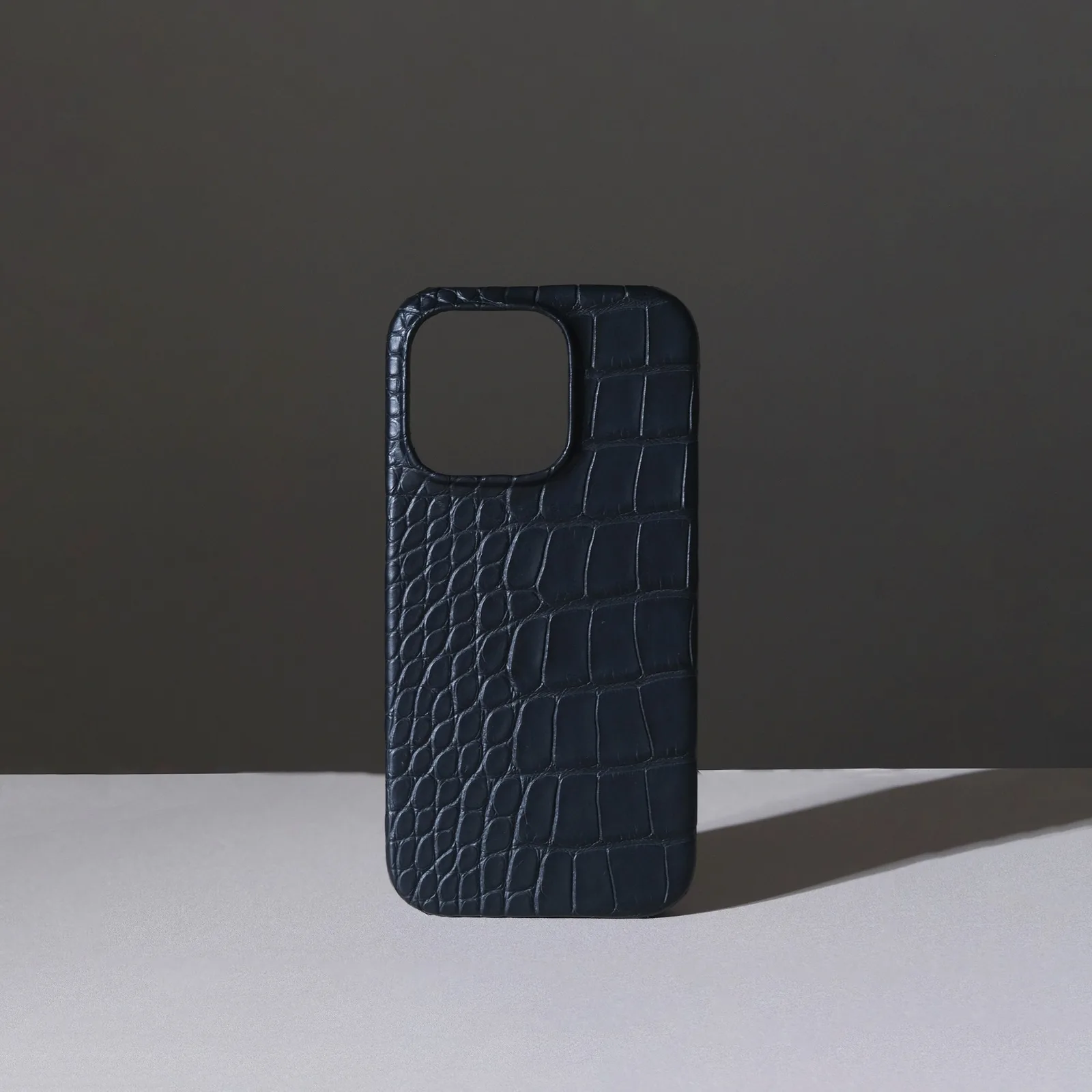 Ảnh Studio Ốp lưng điện thoại da cá sấu màu đen - Koi Leather