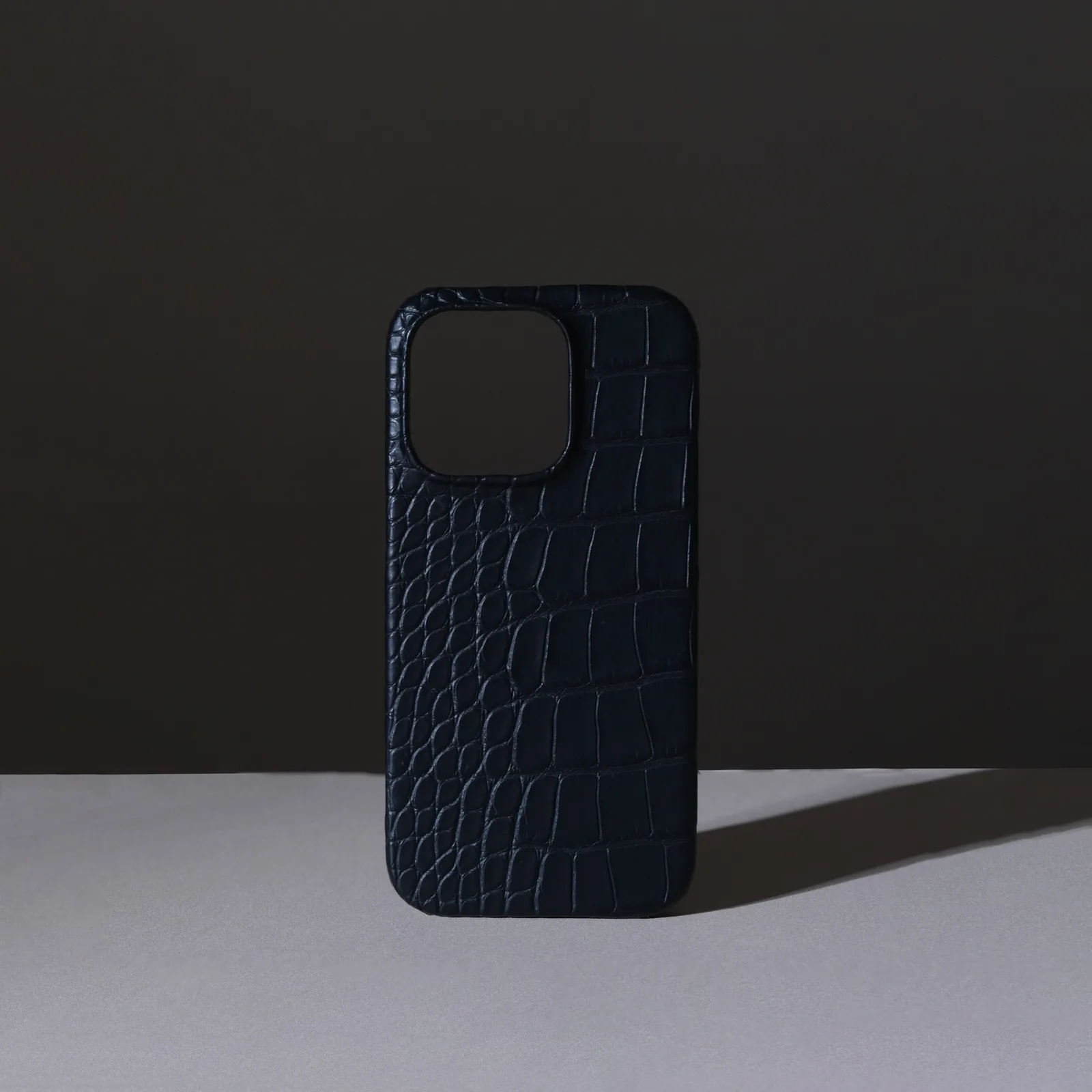 Ảnh Studio Ốp lưng điện thoại da cá sấu màu đen - Koi Leather