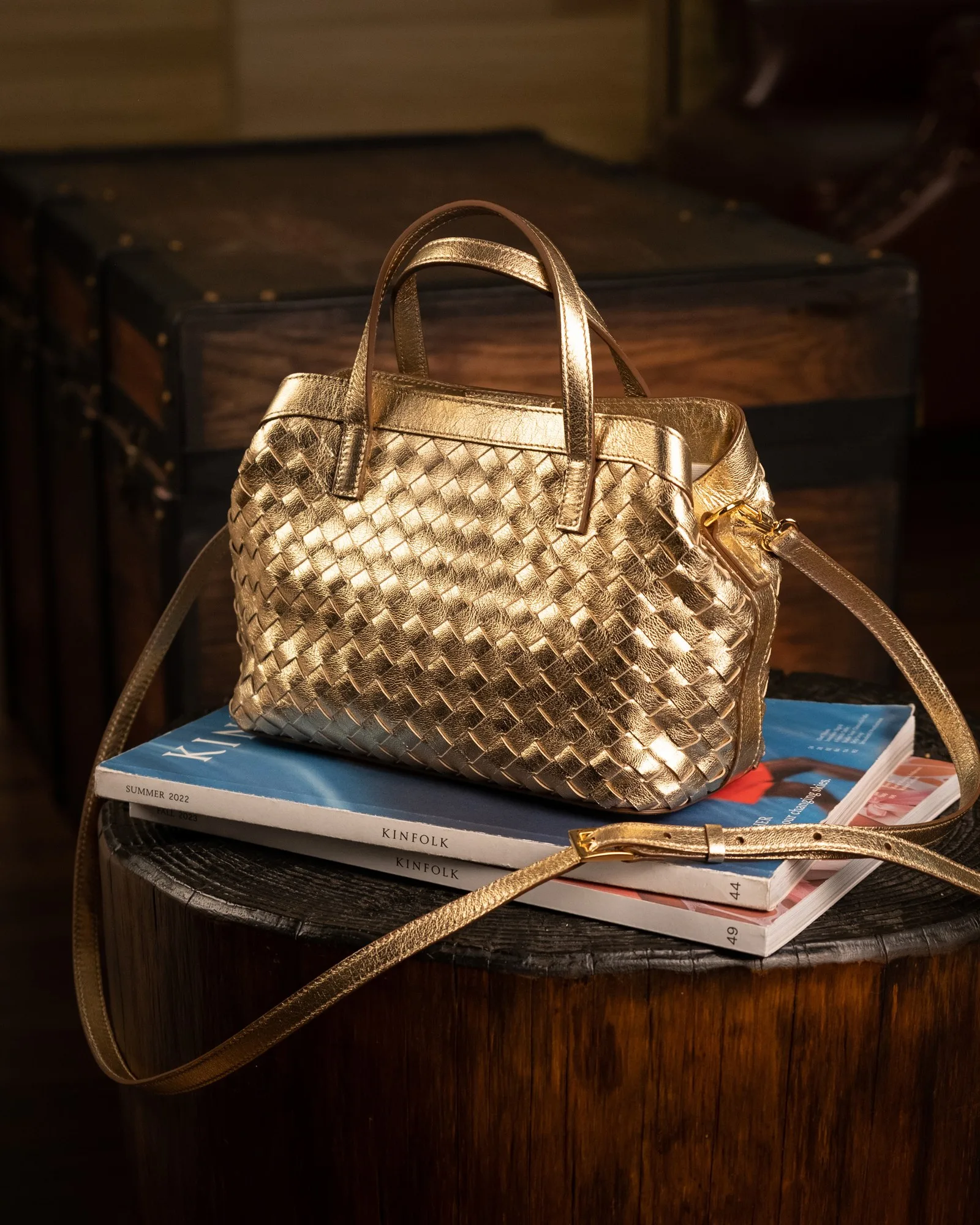 Ảnh Studio Túi xách da đan màu vàng ánh kim kèm quai đeo - Koi Leather