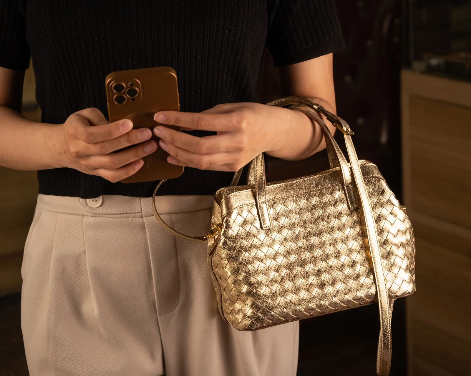 Ảnh Lifestyle Túi xách da đan màu vàng ánh kim kèm quai đeo - Koi Leather