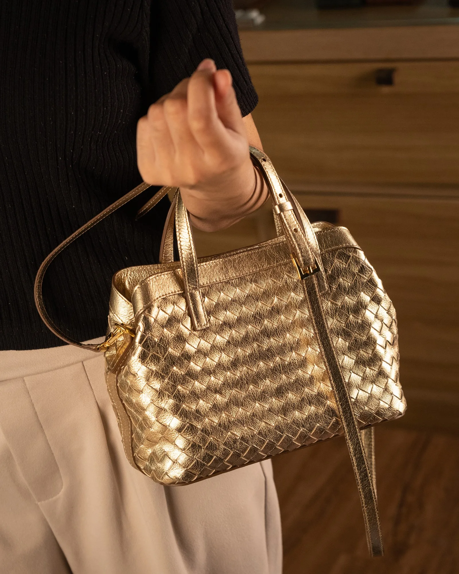 Ảnh Lifestyle Túi xách da đan màu vàng ánh kim kèm quai đeo - Koi Leather