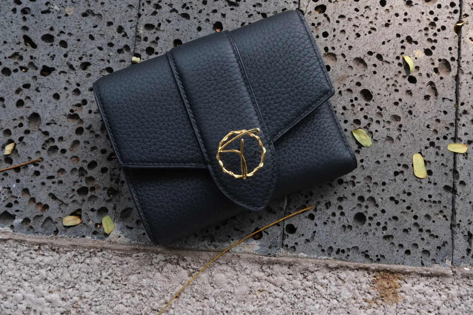 Ảnh Lifestyle Ví ngắn gập ba da Togo đen phối lót kem dáng nắp thư - Koi Leather