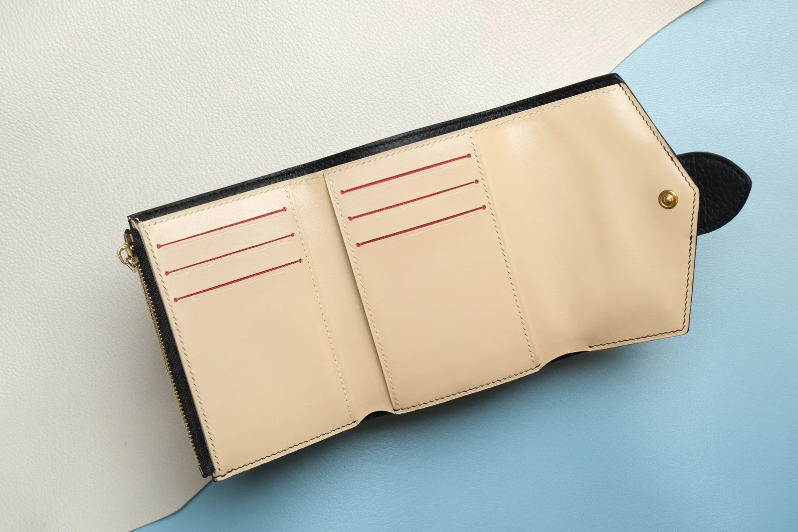 Ảnh Studio Ví ngắn gập ba da Togo đen phối lót kem dáng nắp thư - Koi Leather