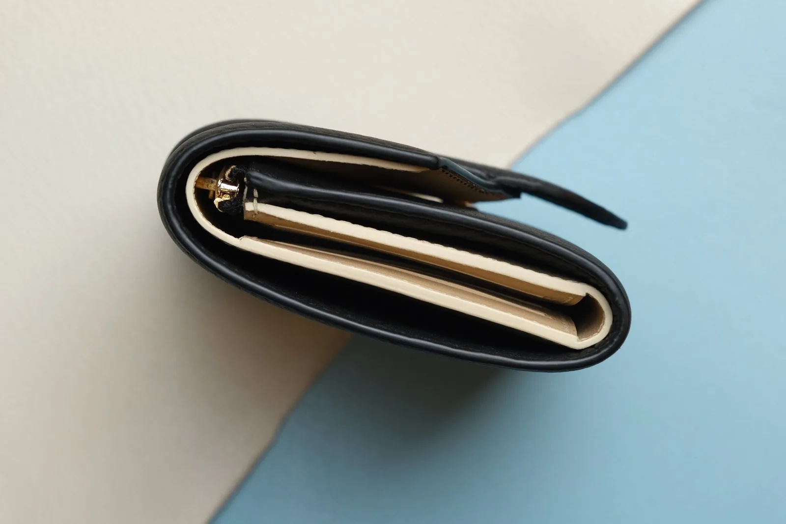 Ảnh Studio Ví ngắn gập ba da Togo đen phối lót kem dáng nắp thư - Koi Leather