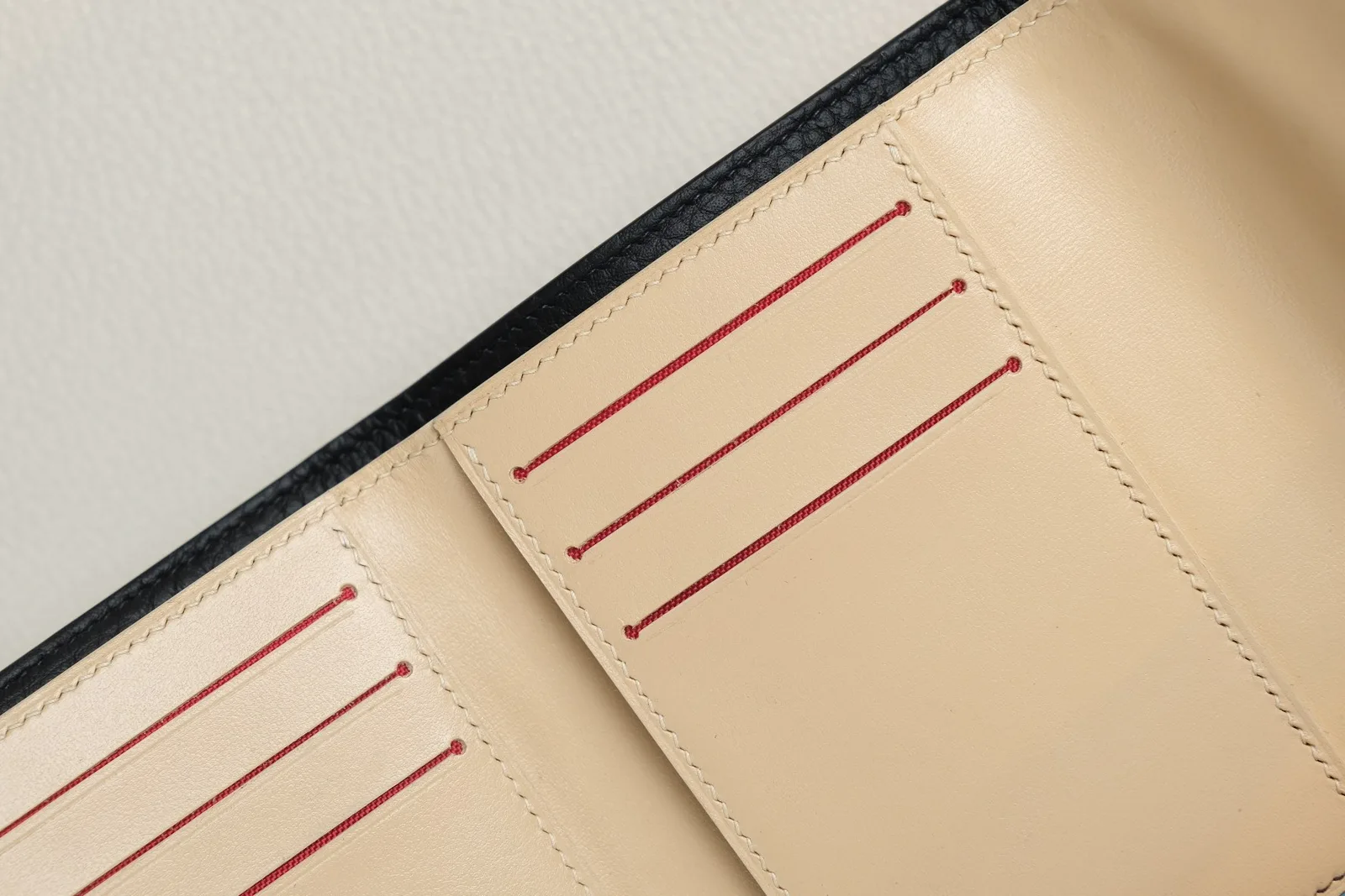 Ảnh Studio Ví ngắn gập ba da Togo đen phối lót kem dáng nắp thư - Koi Leather