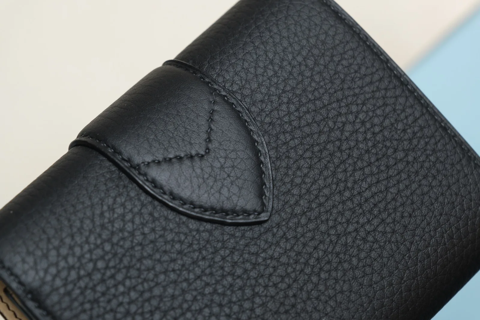 Ảnh Studio Ví ngắn gập ba da Togo đen phối lót kem dáng nắp thư - Koi Leather