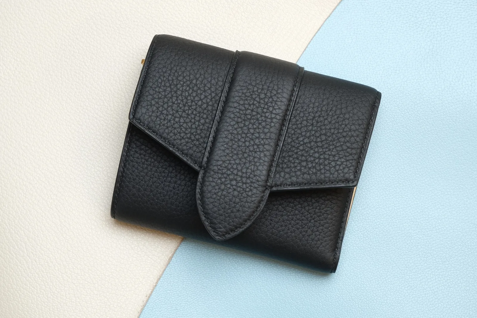 Ảnh Studio Ví ngắn gập ba da Togo đen phối lót kem dáng nắp thư - Koi Leather