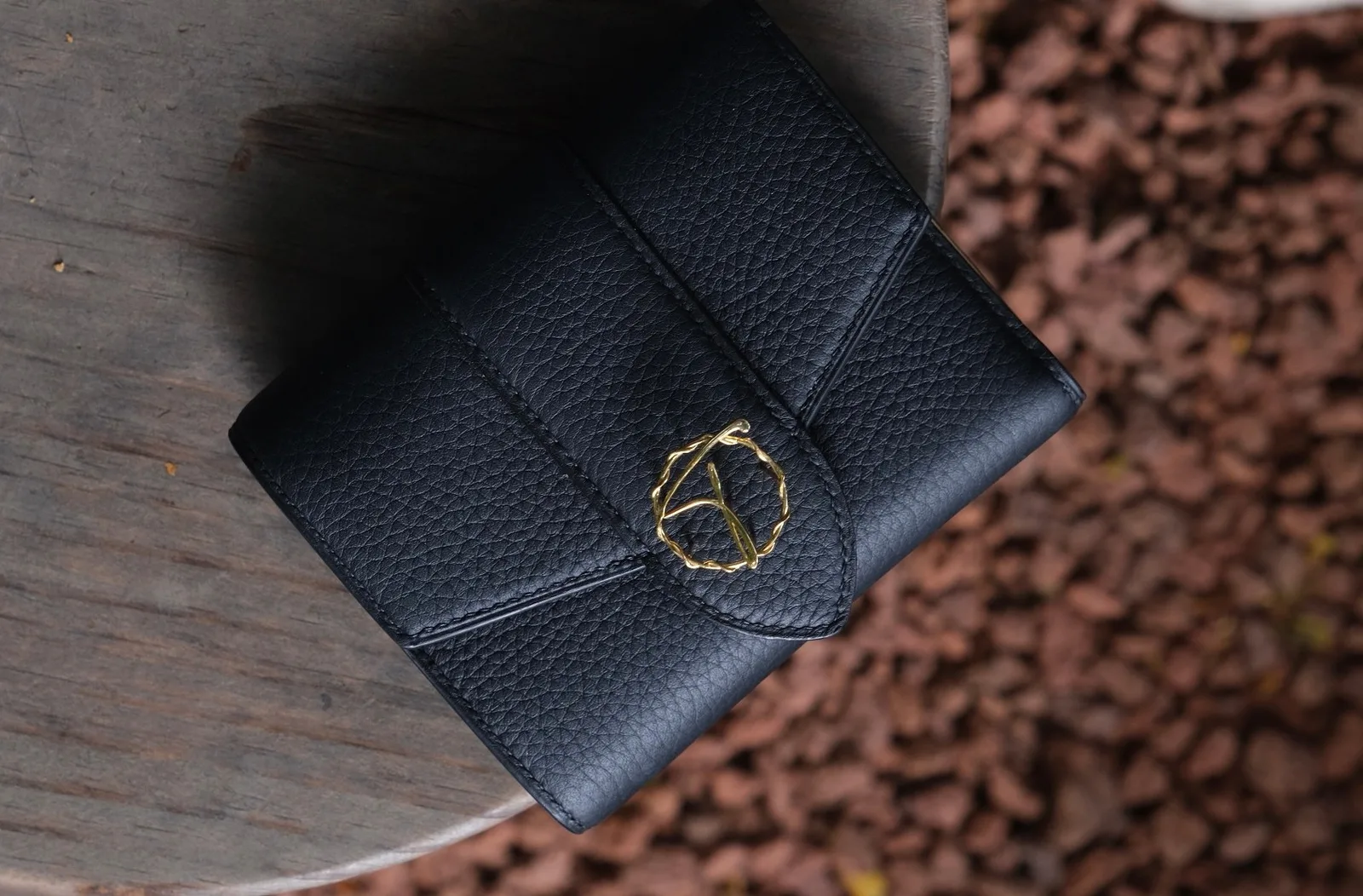 Ảnh Lifestyle Ví ngắn gập ba da Togo đen phối lót kem dáng nắp thư - Koi Leather