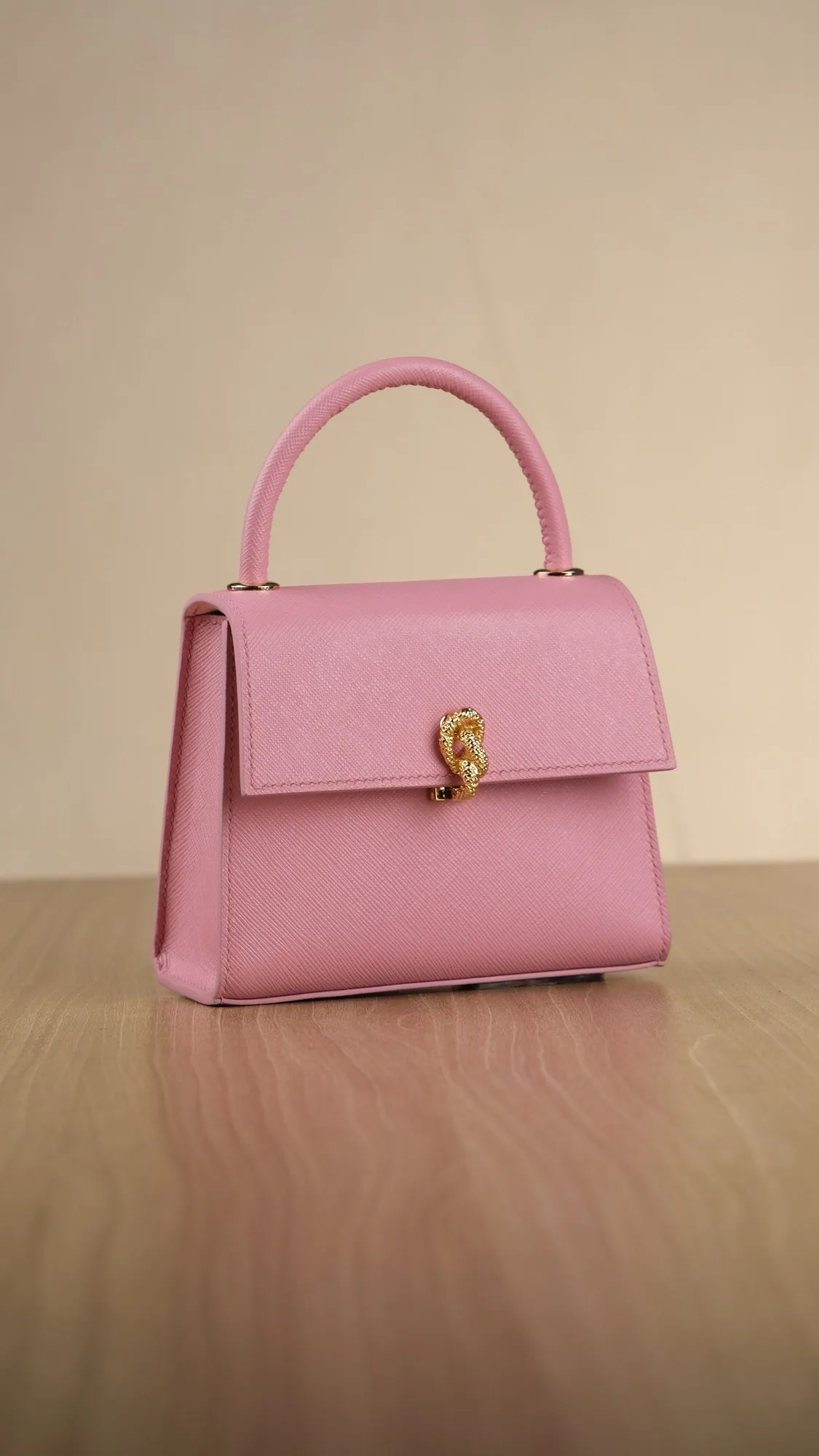 Ảnh Studio Túi xách nữ da bò Epsom dáng hình thang khoá xoắn - Koi Leather