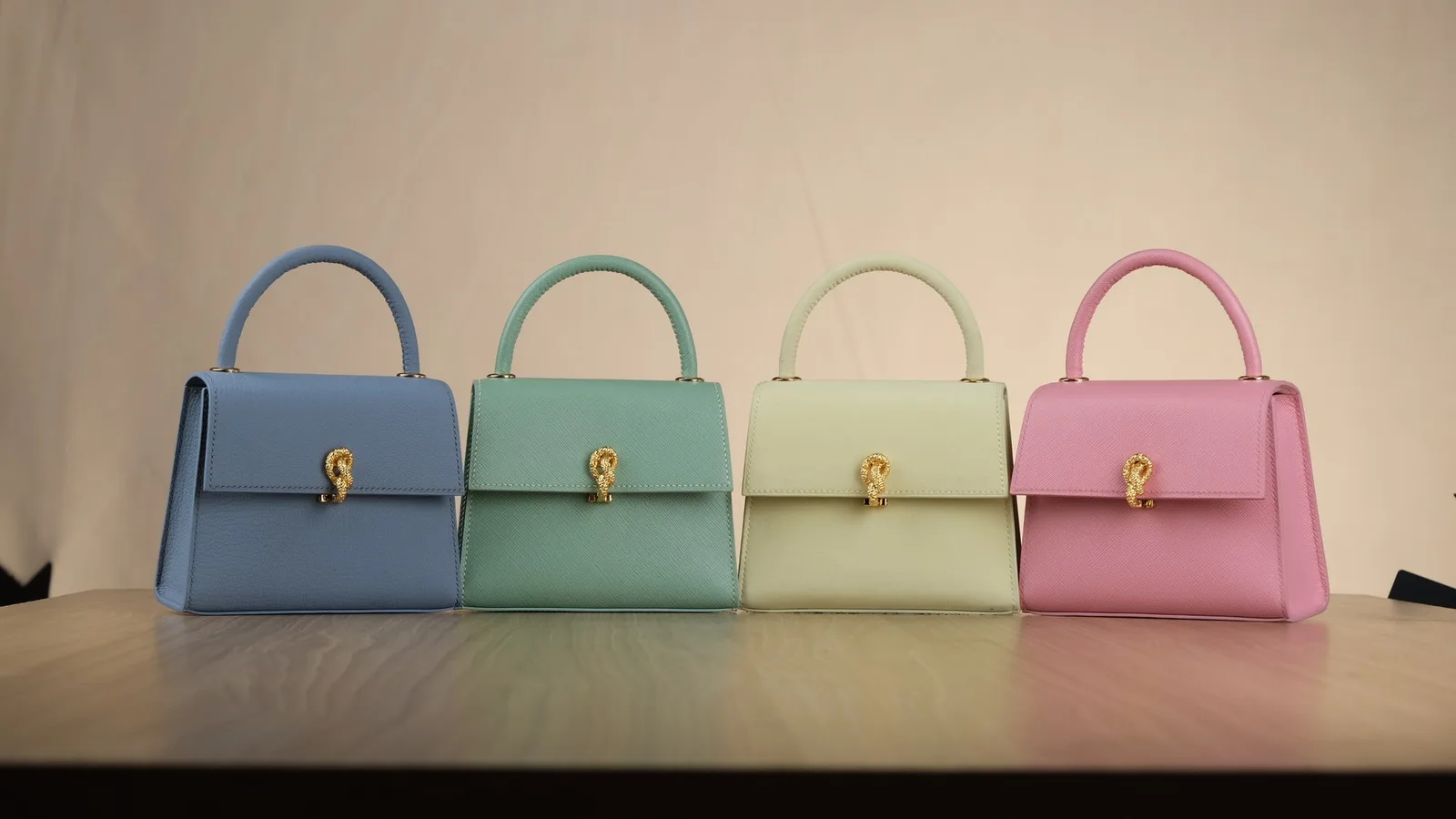 Ảnh Studio Túi xách nữ da bò Epsom dáng hình thang khoá xoắn - Koi Leather