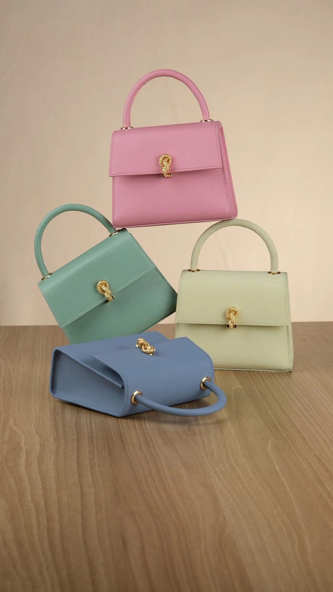 Ảnh Studio Túi xách nữ da bò Epsom dáng hình thang khoá xoắn - Koi Leather