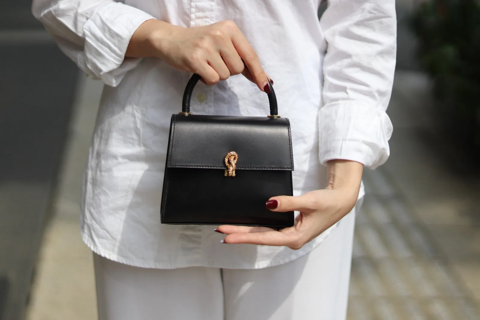 Ảnh Lifestyle Túi xách nữ da bò Epsom dáng hình thang khoá xoắn - Koi Leather