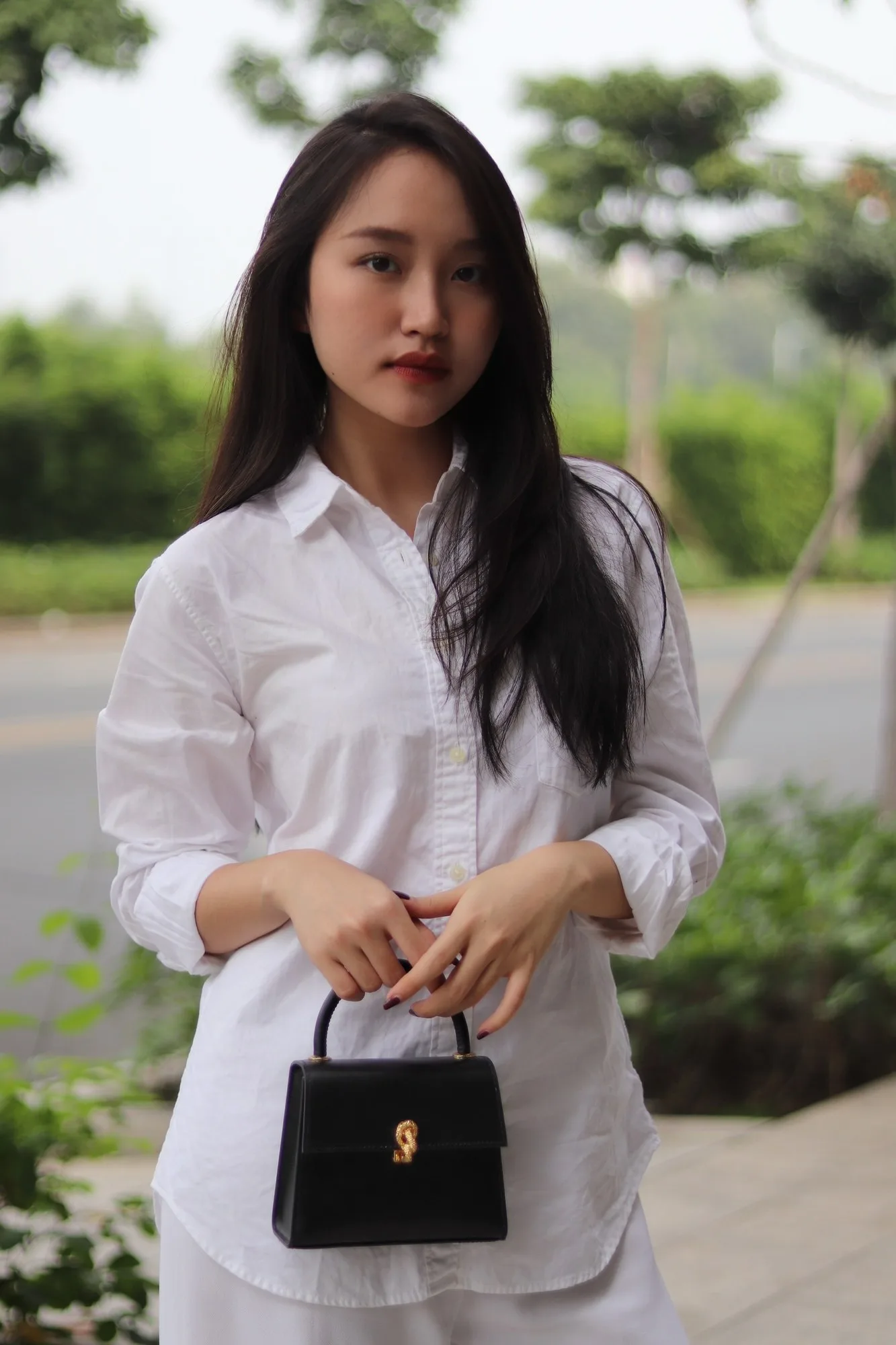 Ảnh Lifestyle Túi xách nữ da bò Epsom dáng hình thang khoá xoắn - Koi Leather