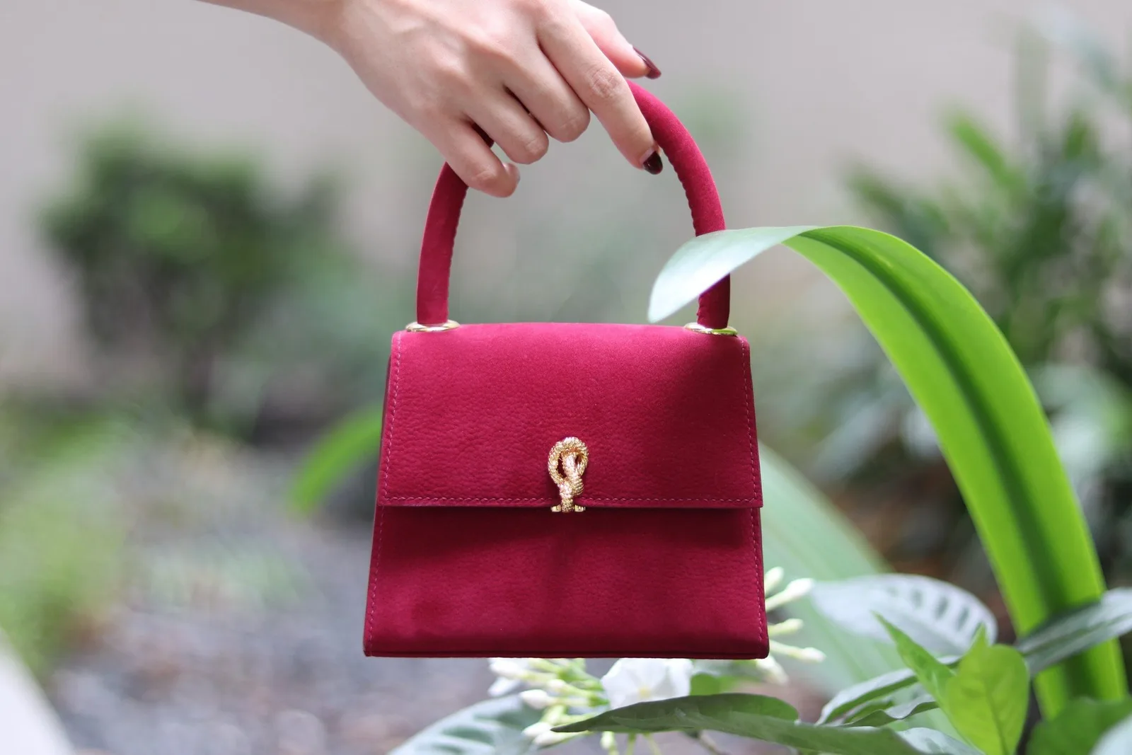 Ảnh Lifestyle Túi xách nữ da bò Epsom dáng hình thang khoá xoắn - Koi Leather
