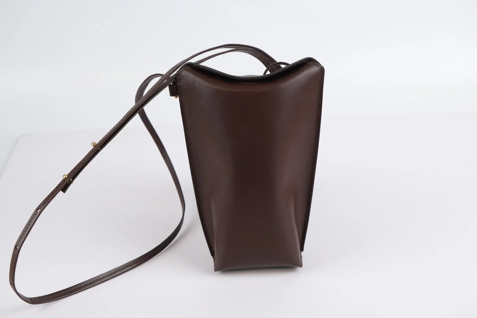 Ảnh Studio Túi đeo chéo mini da bò nâu đậm dáng đứng kèm ngăn thẻ - Koi Leather