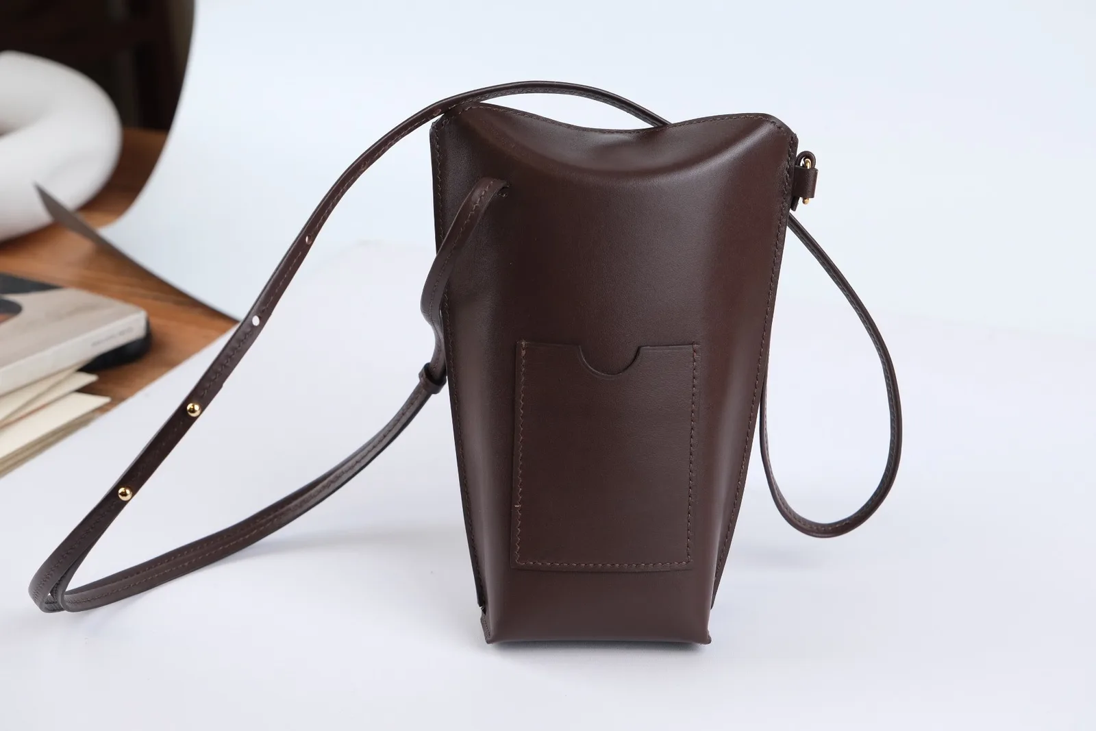 Ảnh Lifestyle Túi đeo chéo mini da bò nâu đậm dáng đứng kèm ngăn thẻ - Koi Leather