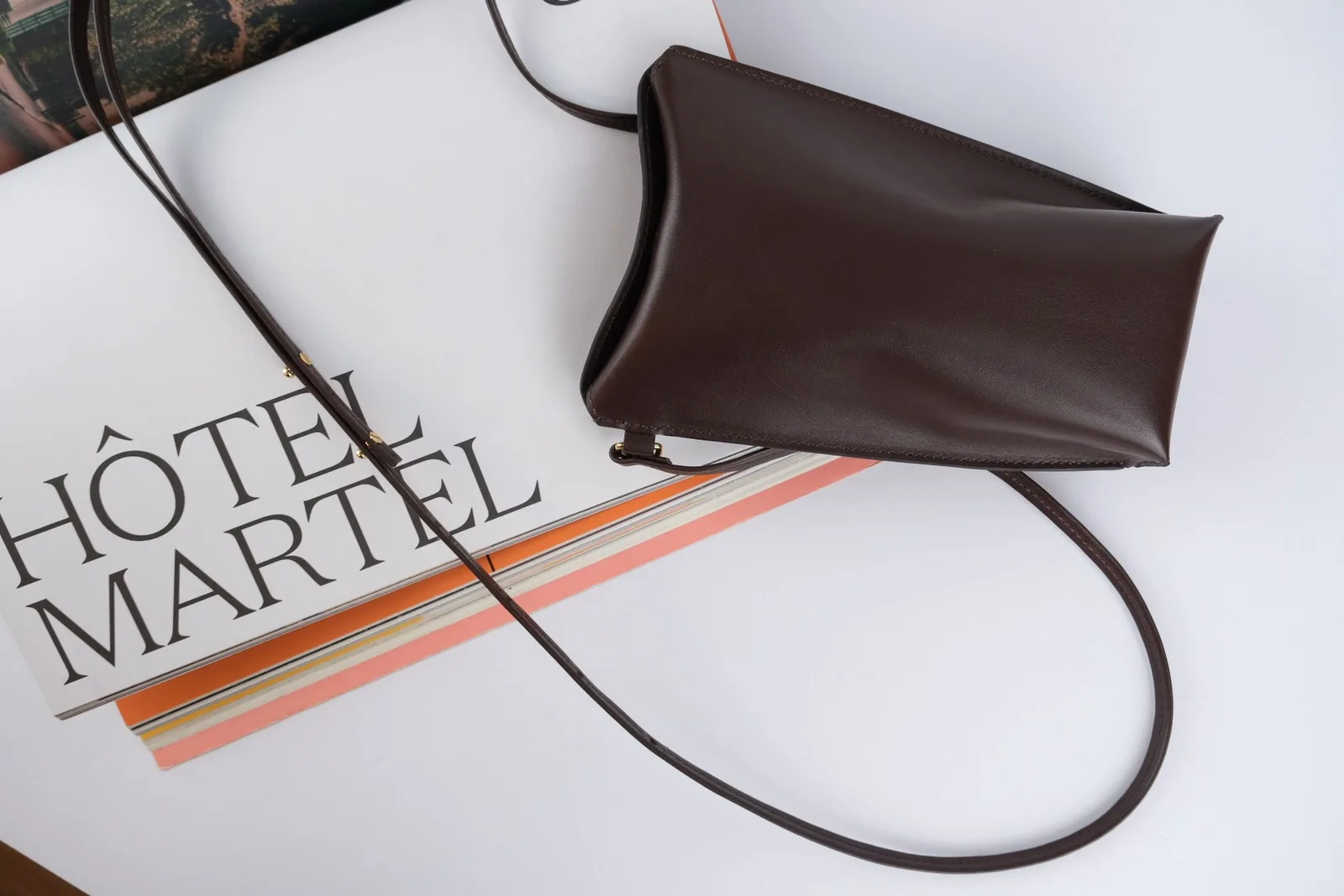 Ảnh Lifestyle Túi đeo chéo mini da bò nâu đậm dáng đứng kèm ngăn thẻ - Koi Leather