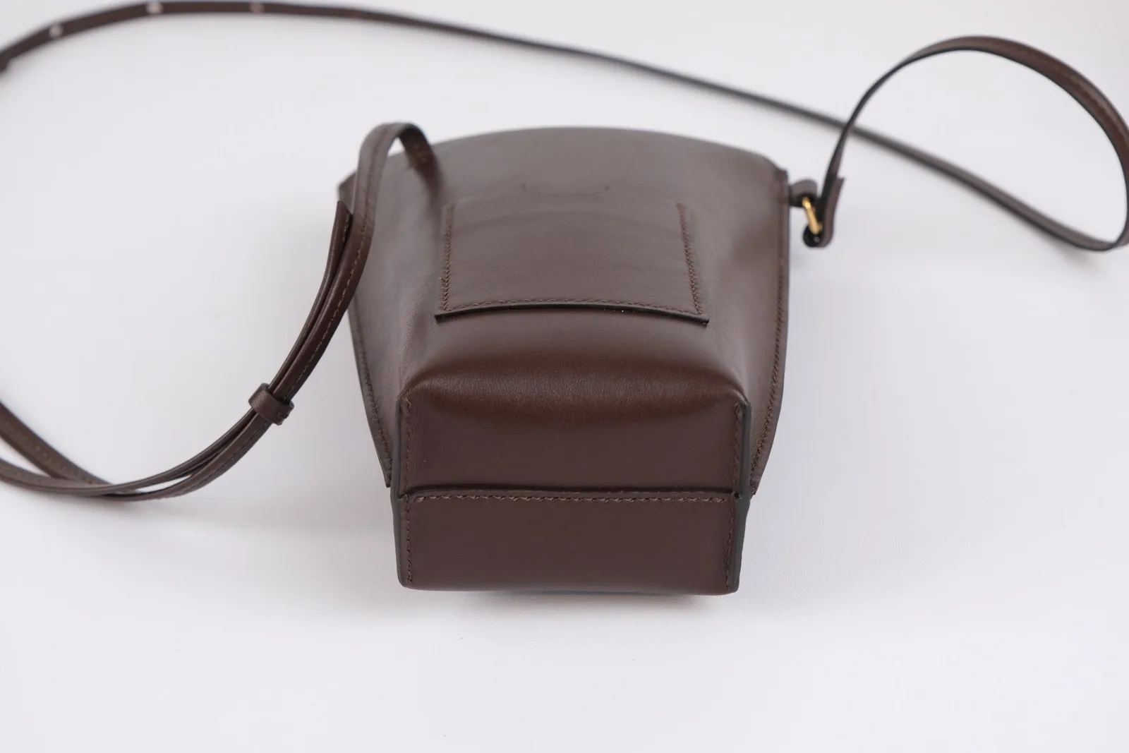 Ảnh Studio Túi đeo chéo mini da bò nâu đậm dáng đứng kèm ngăn thẻ - Koi Leather