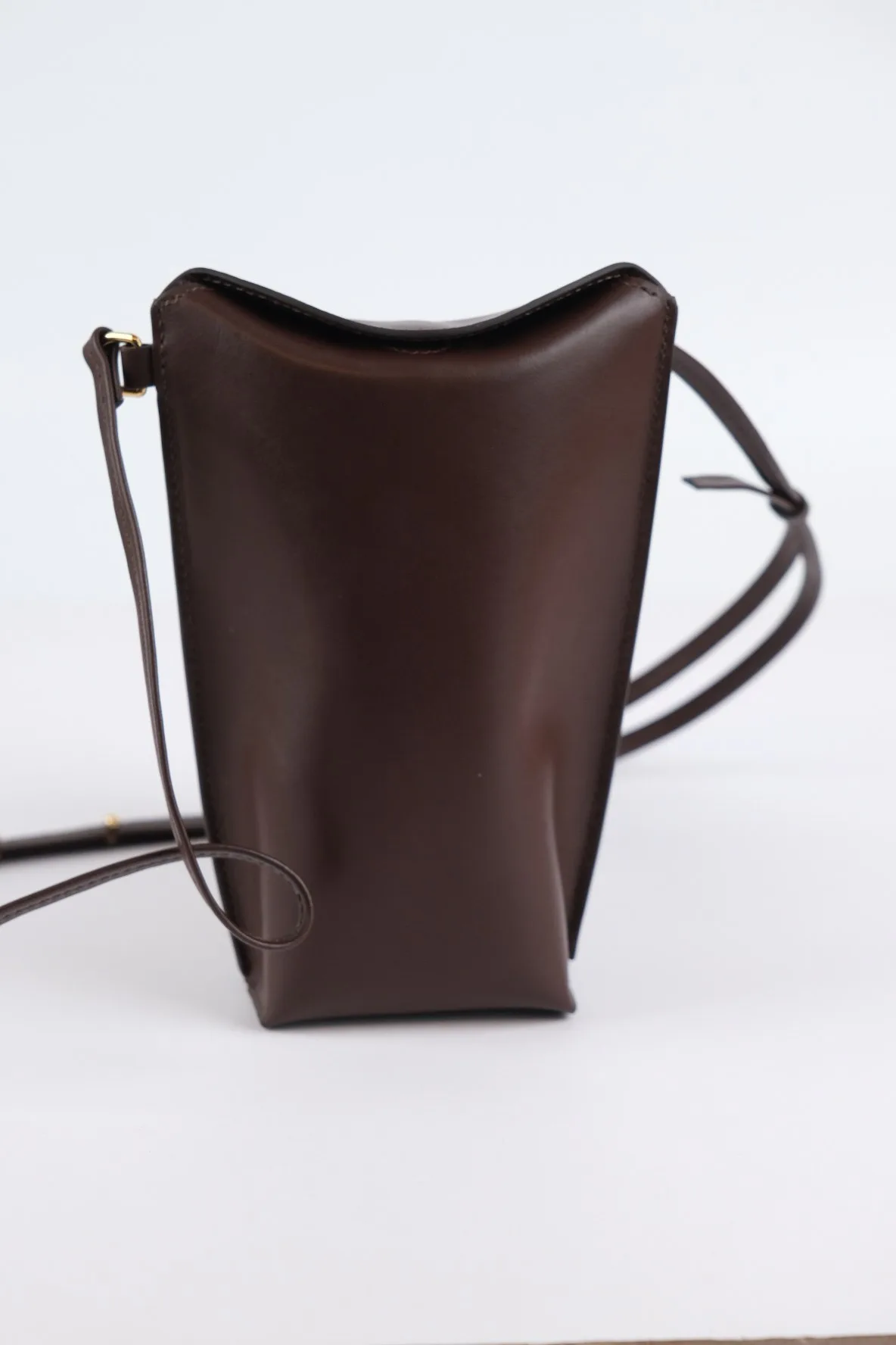 Ảnh Studio Túi đeo chéo mini da bò nâu đậm dáng đứng kèm ngăn thẻ - Koi Leather