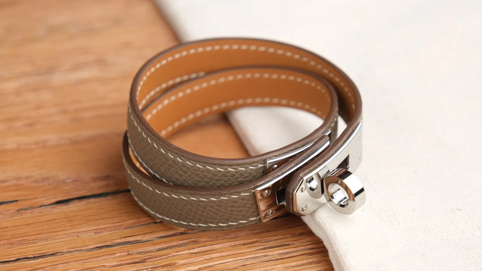 Ảnh Studio Vòng tay da Epsom cuốn đôi khóa xoay - Koi Leather