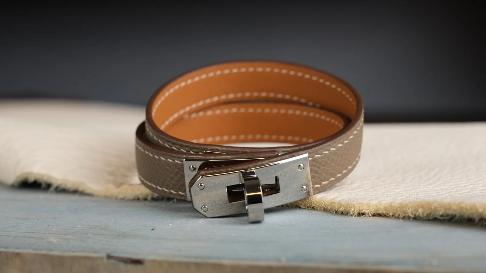 Ảnh Studio Vòng tay da Epsom cuốn đôi khóa xoay - Koi Leather