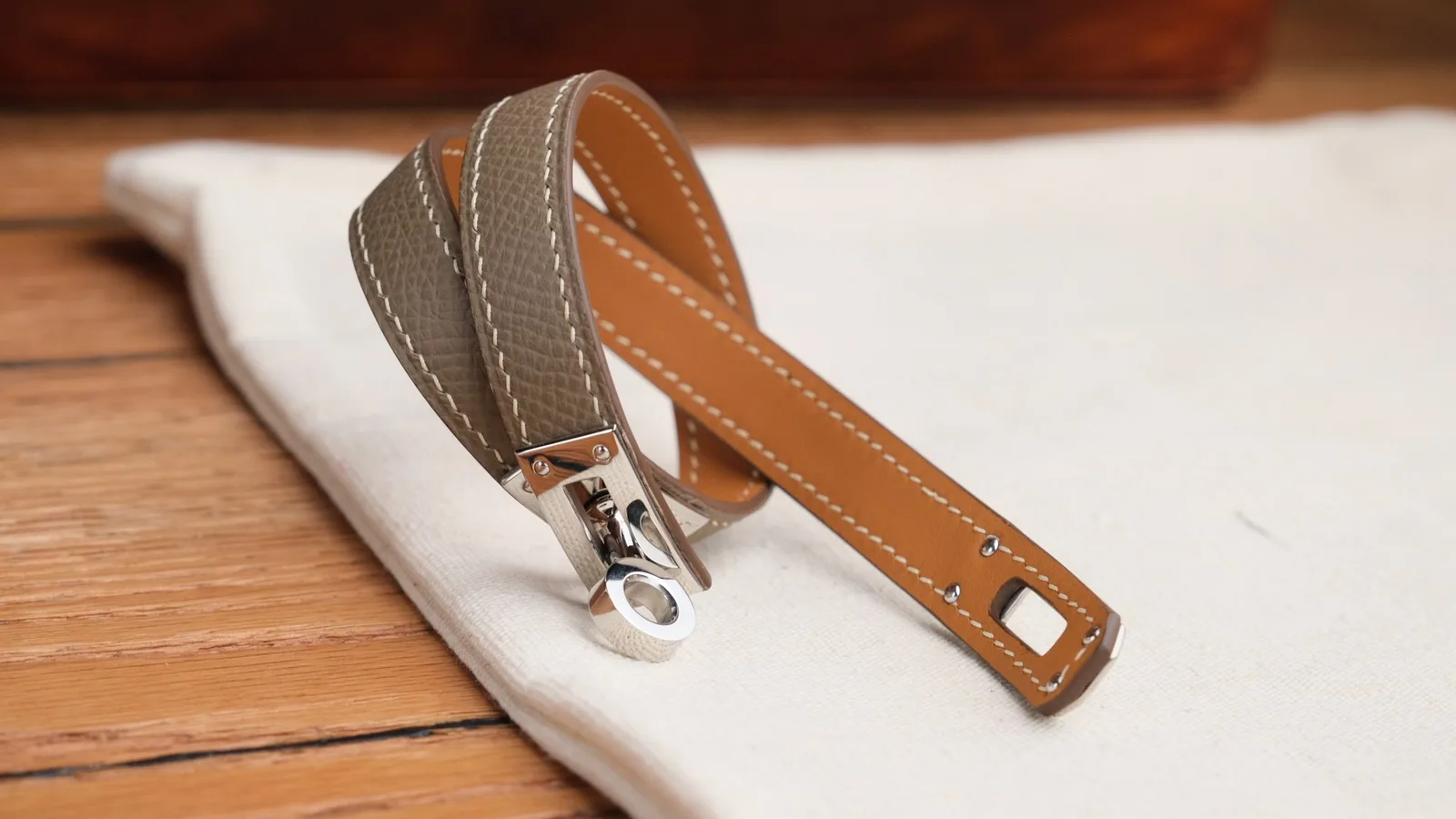 Ảnh Studio Vòng tay da Epsom cuốn đôi khóa xoay - Koi Leather