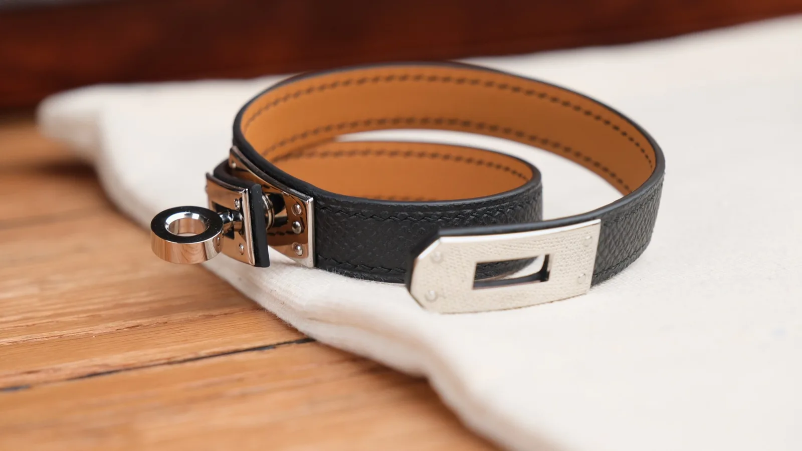 Ảnh Studio Vòng tay da Epsom cuốn đôi khóa xoay - Koi Leather