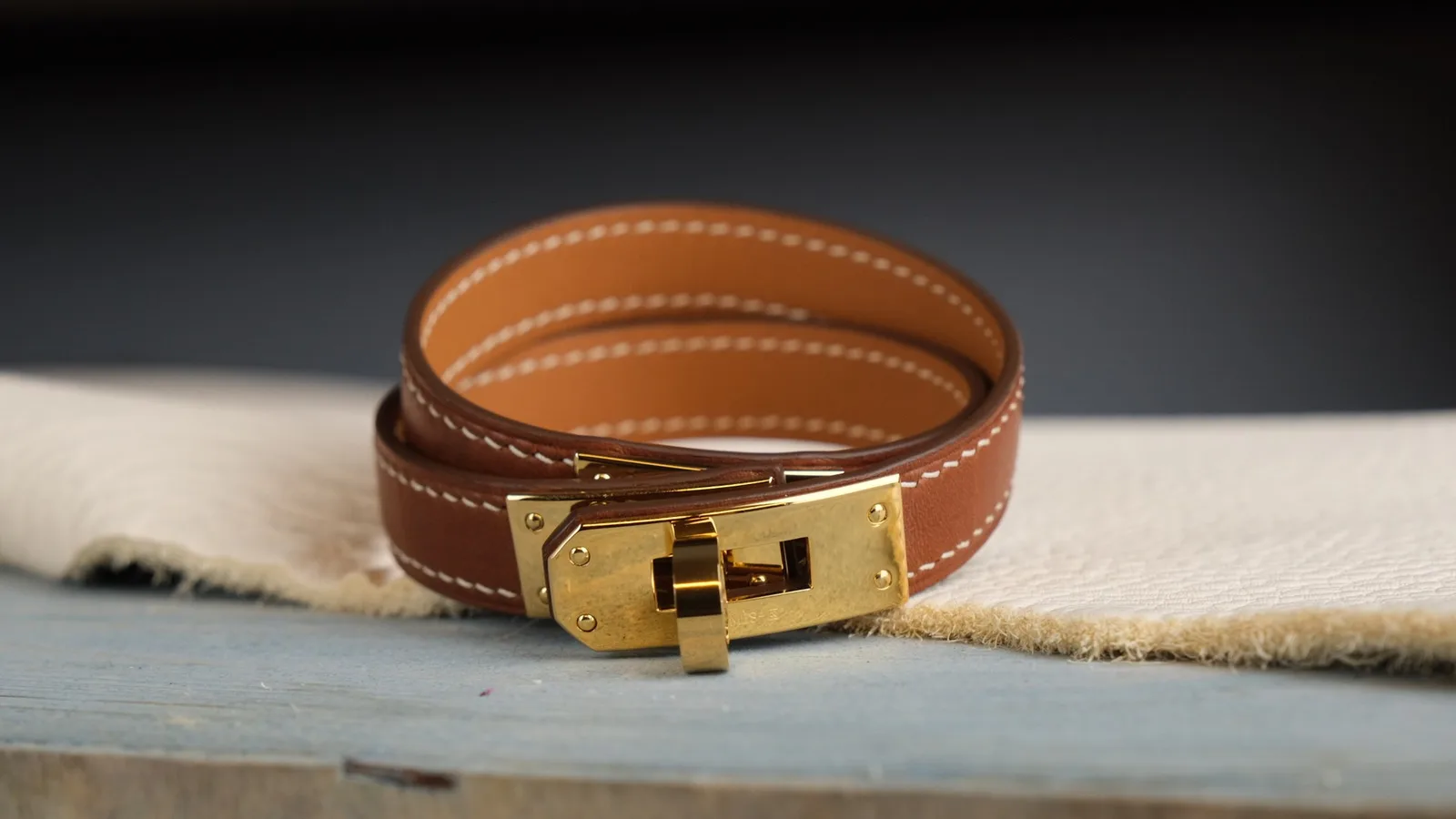 Ảnh Studio Vòng tay da Epsom cuốn đôi khóa xoay - Koi Leather