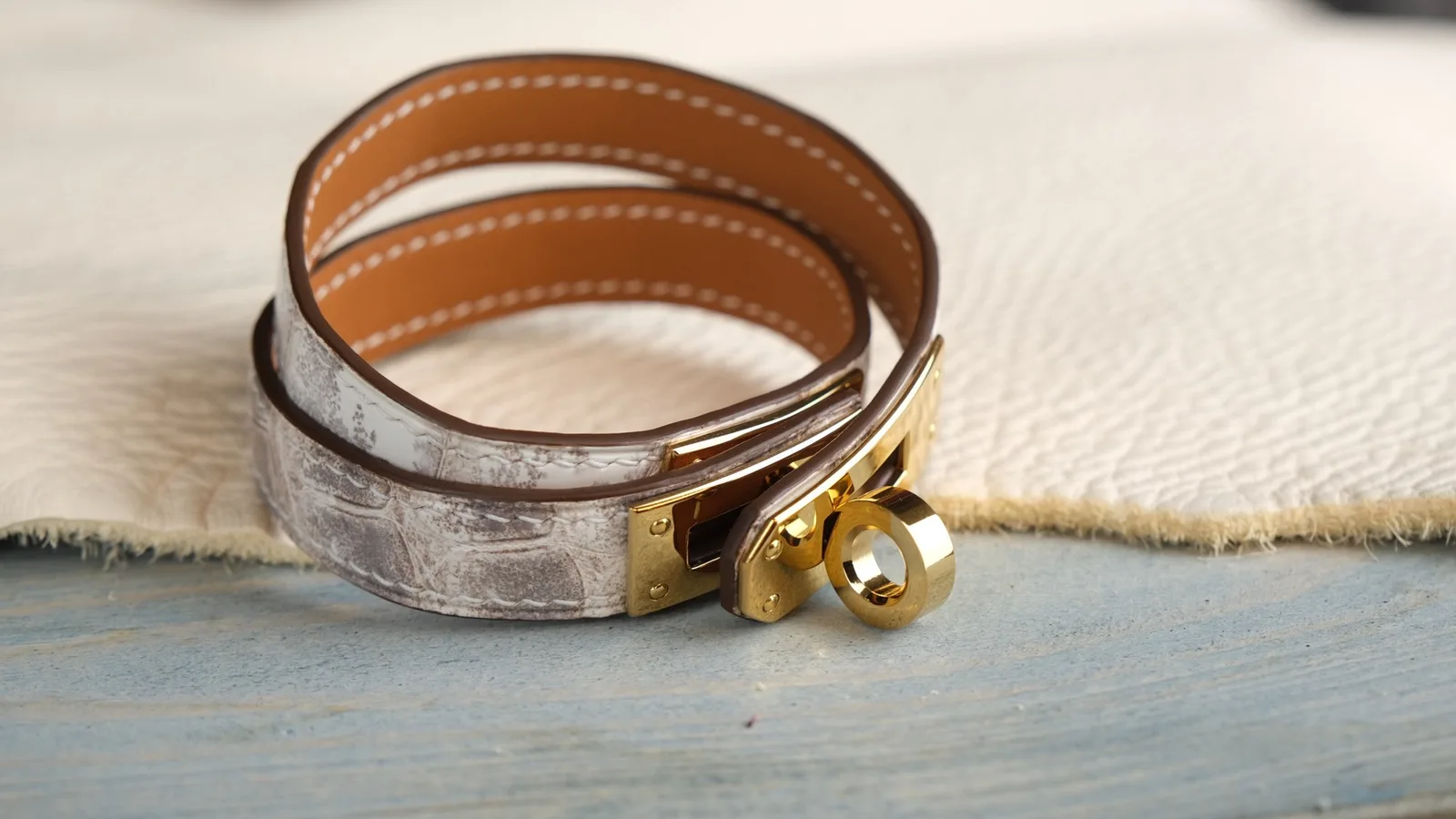 Ảnh Studio Vòng tay da Epsom cuốn đôi khóa xoay - Koi Leather