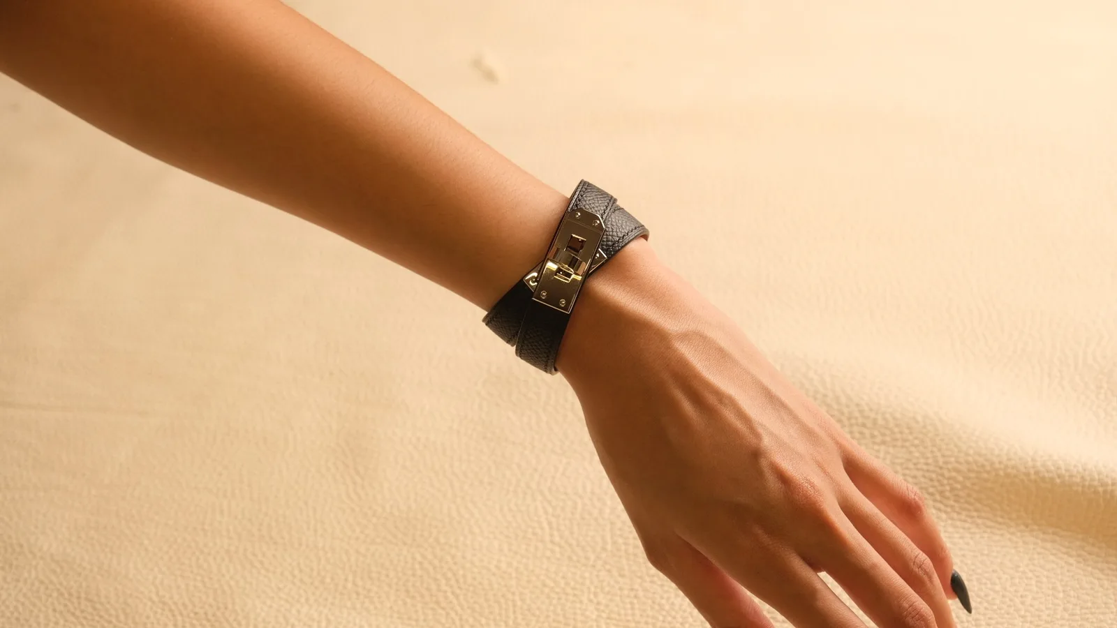 Ảnh Lifestyle Vòng tay da Epsom cuốn đôi khóa xoay - Koi Leather