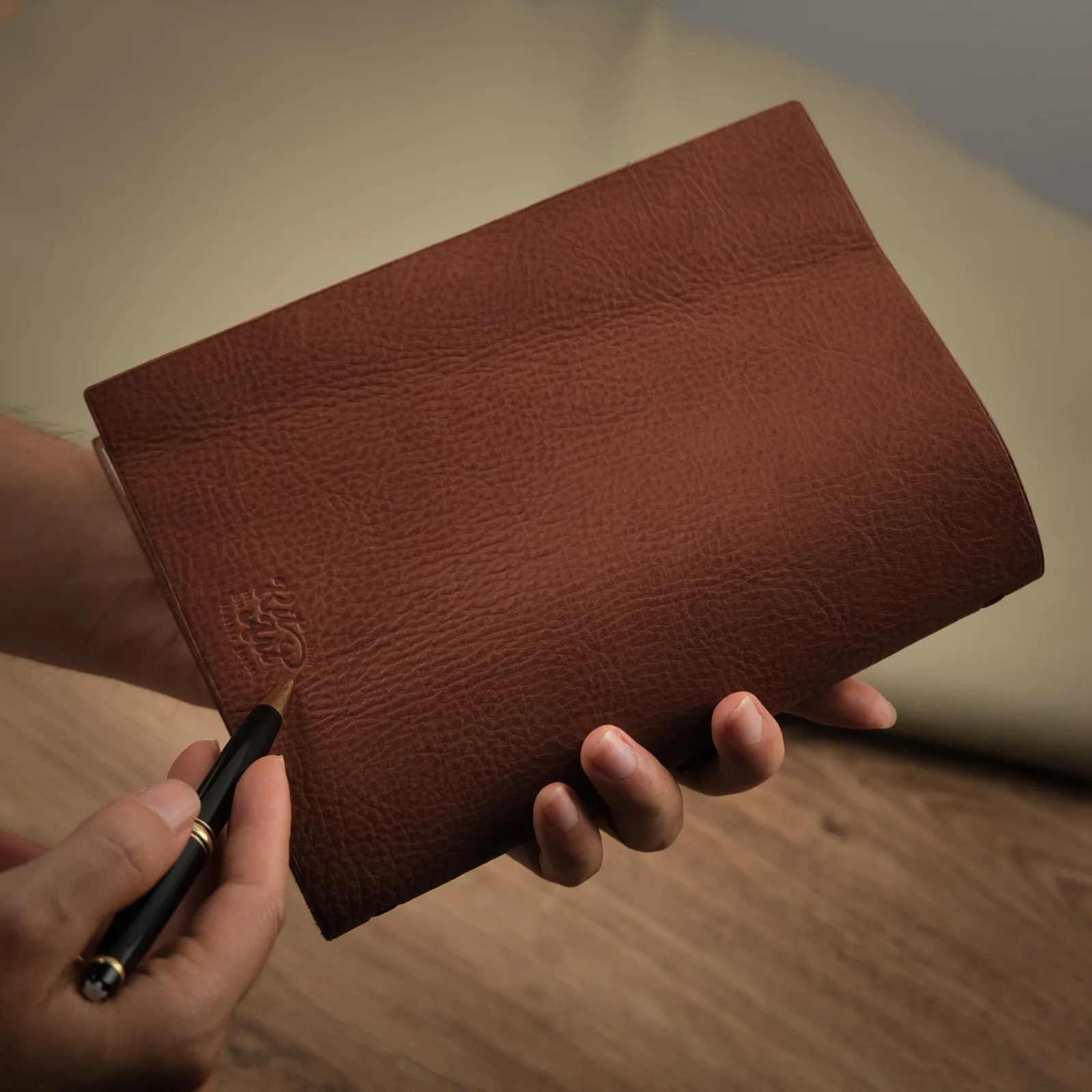 Ảnh Lifestyle Bao da sổ tay da bò màu nâu khắc laser - Koi Leather