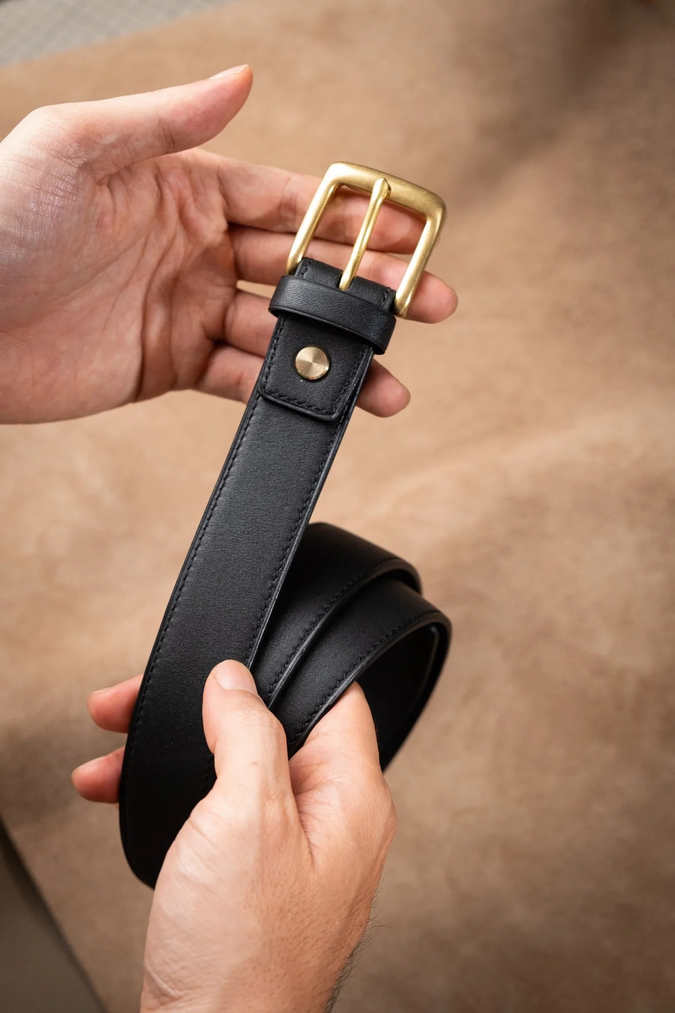 Ảnh Lifestyle Dây lưng da trơn màu đen khóa kim màu vàng - Koi Leather