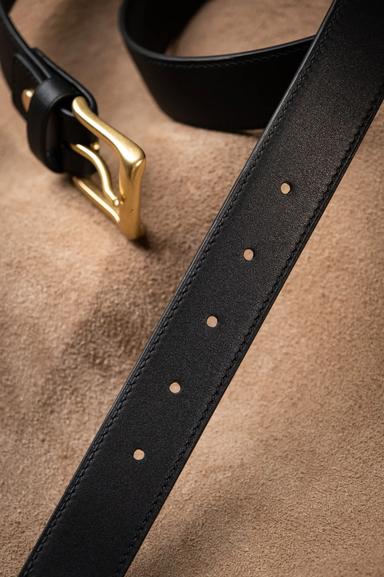 Ảnh Studio Dây lưng da trơn màu đen khóa kim màu vàng - Koi Leather