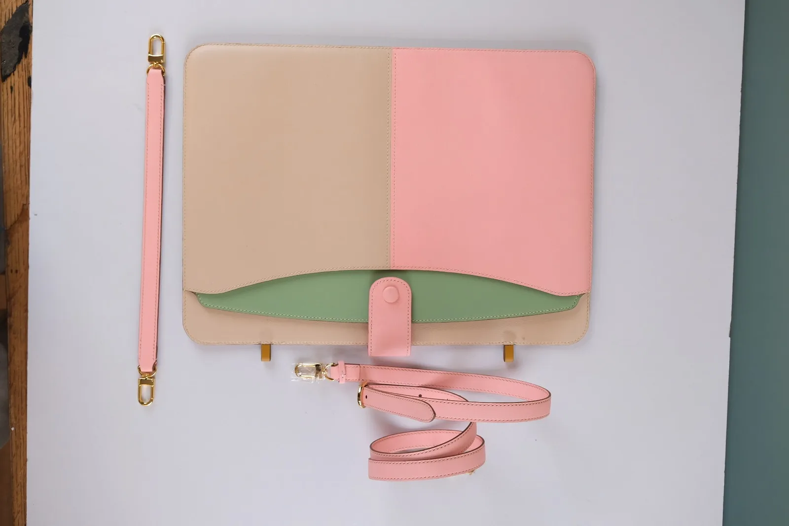 Ảnh Studio Túi đựng iPad da bò phối màu kèm quai xách và dây đeo - Koi Leather