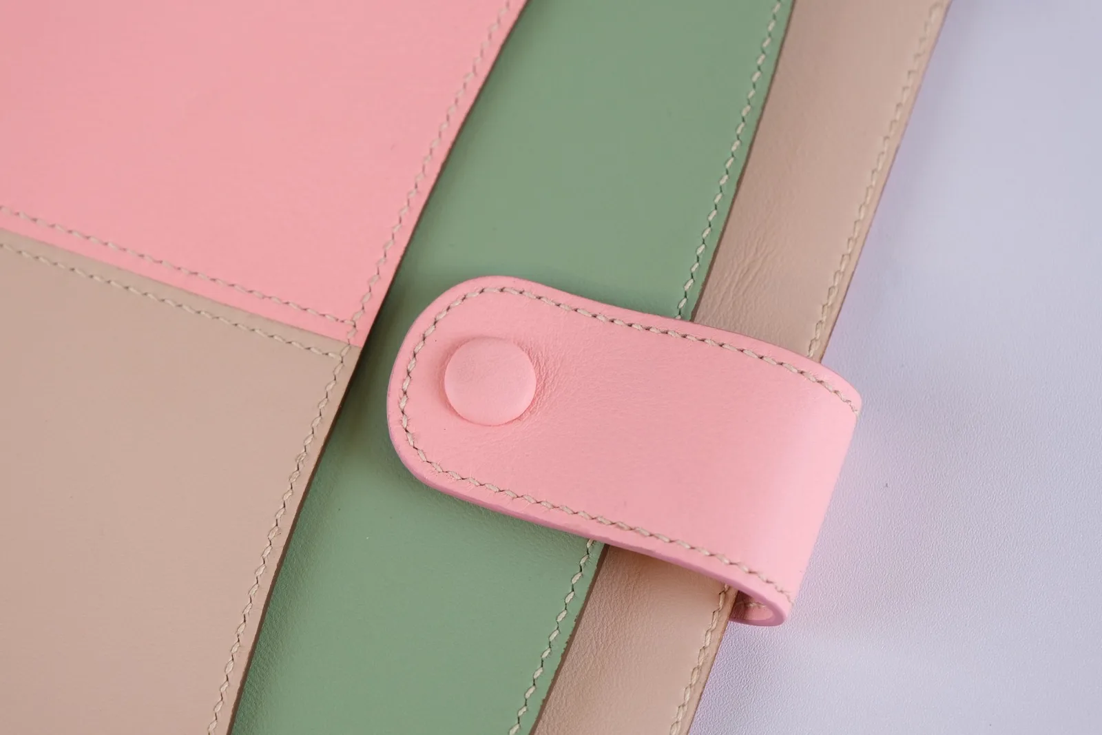 Ảnh Studio Túi đựng iPad da bò phối màu kèm quai xách và dây đeo - Koi Leather