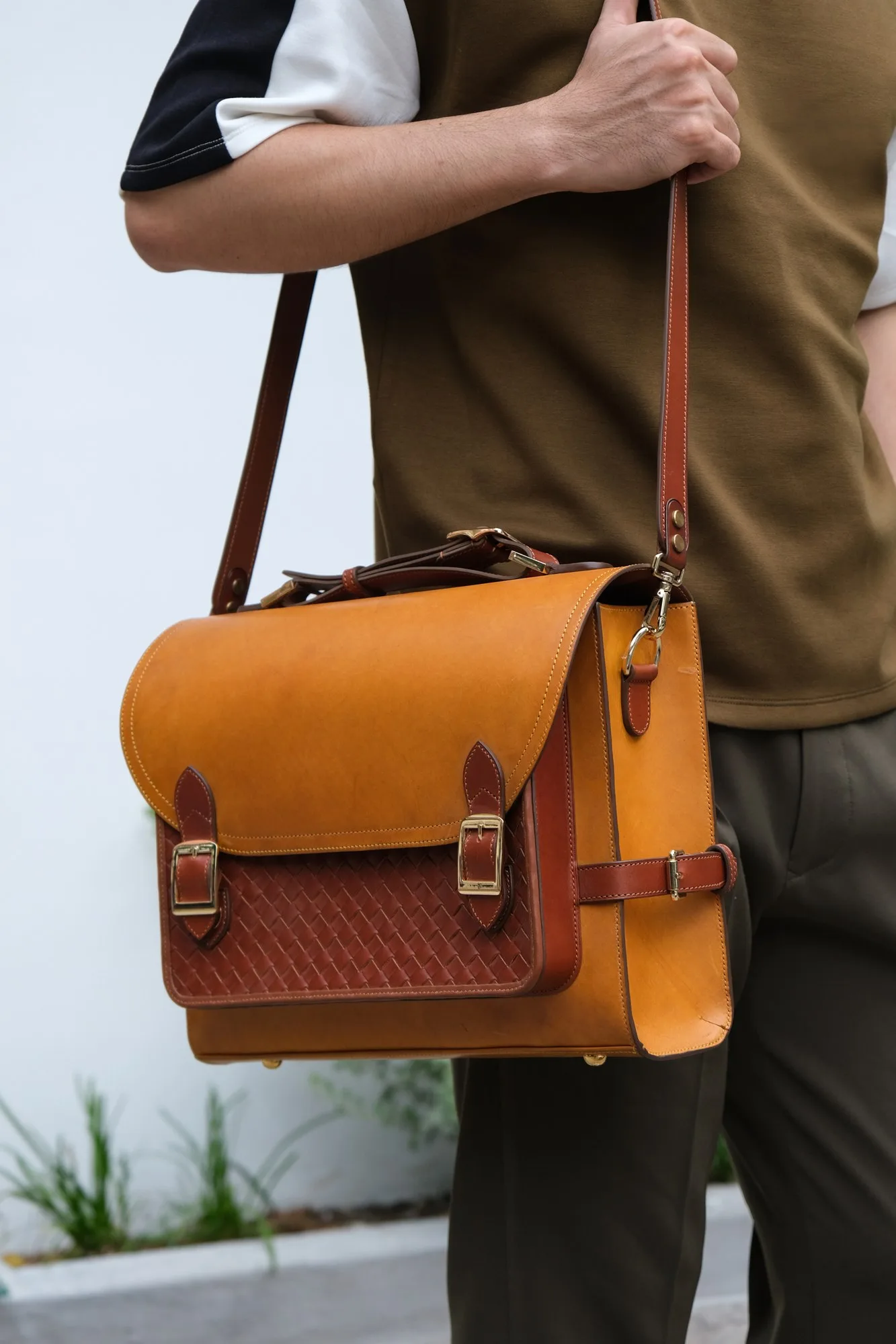 Ảnh Lifestyle Túi OPPA Bag da bò Pueblo phối da đan - Koi Leather