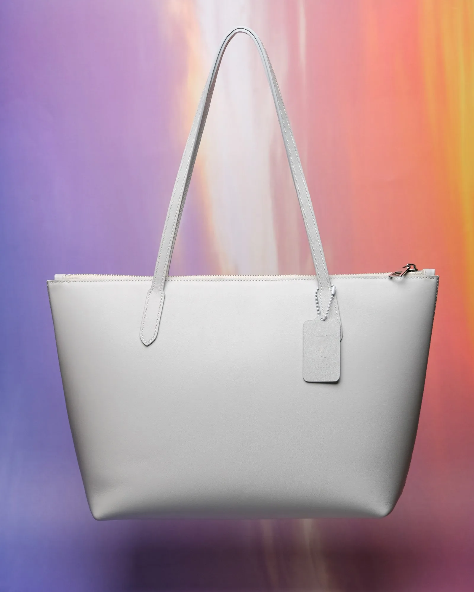 Ảnh Studio Túi tote da màu trắng quai đeo vai có khóa kéo - Koi Leather