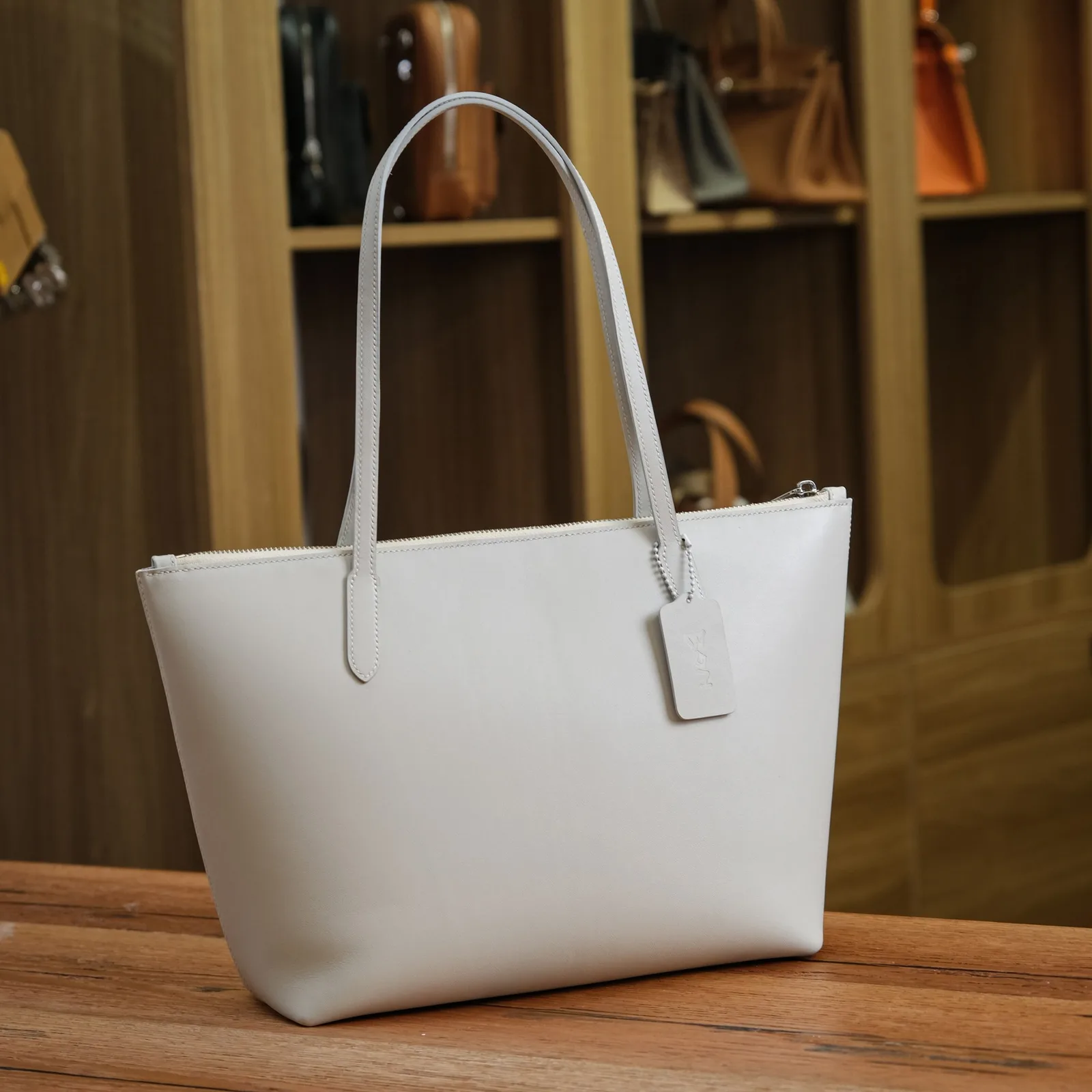 Ảnh Lifestyle Túi tote da màu trắng quai đeo vai có khóa kéo - Koi Leather