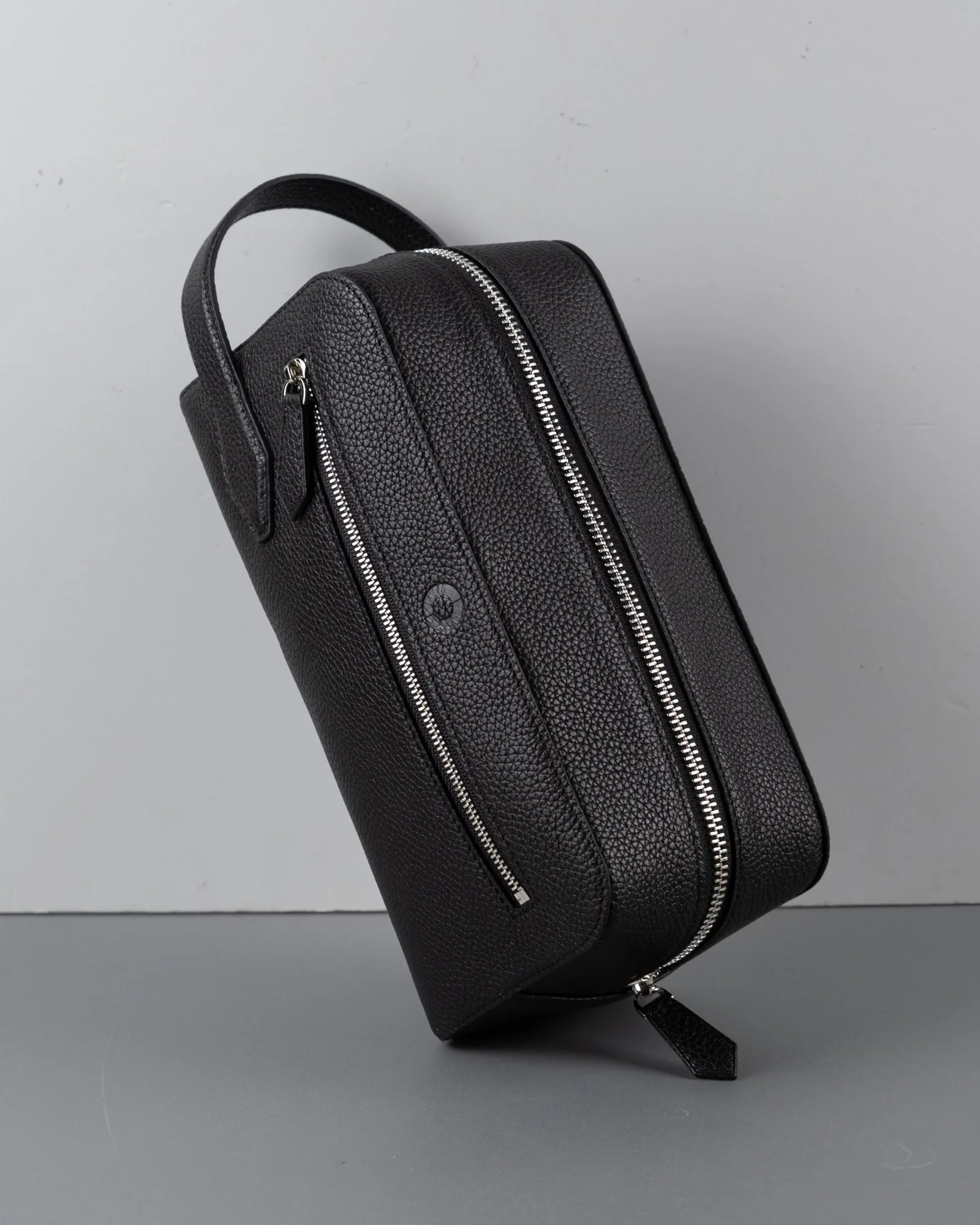 Ảnh Studio Túi dopp kit da bò hạt màu đen có quai cầm - Koi Leather