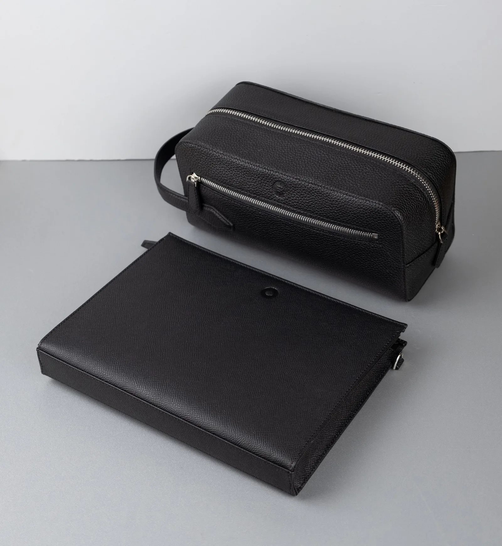 Ảnh Studio Túi dopp kit da bò hạt màu đen có quai cầm - Koi Leather