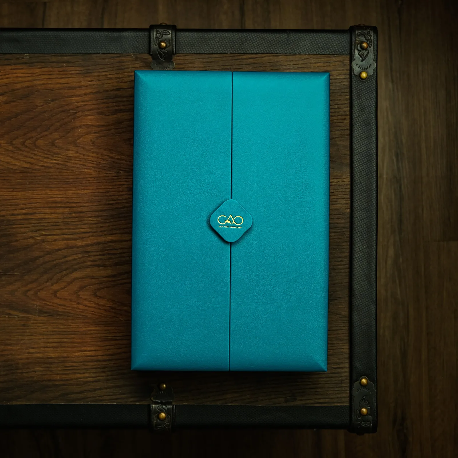 Ảnh Studio Hộp da đựng trang sức màu xanh teal cánh mở đôi - Koi Leather